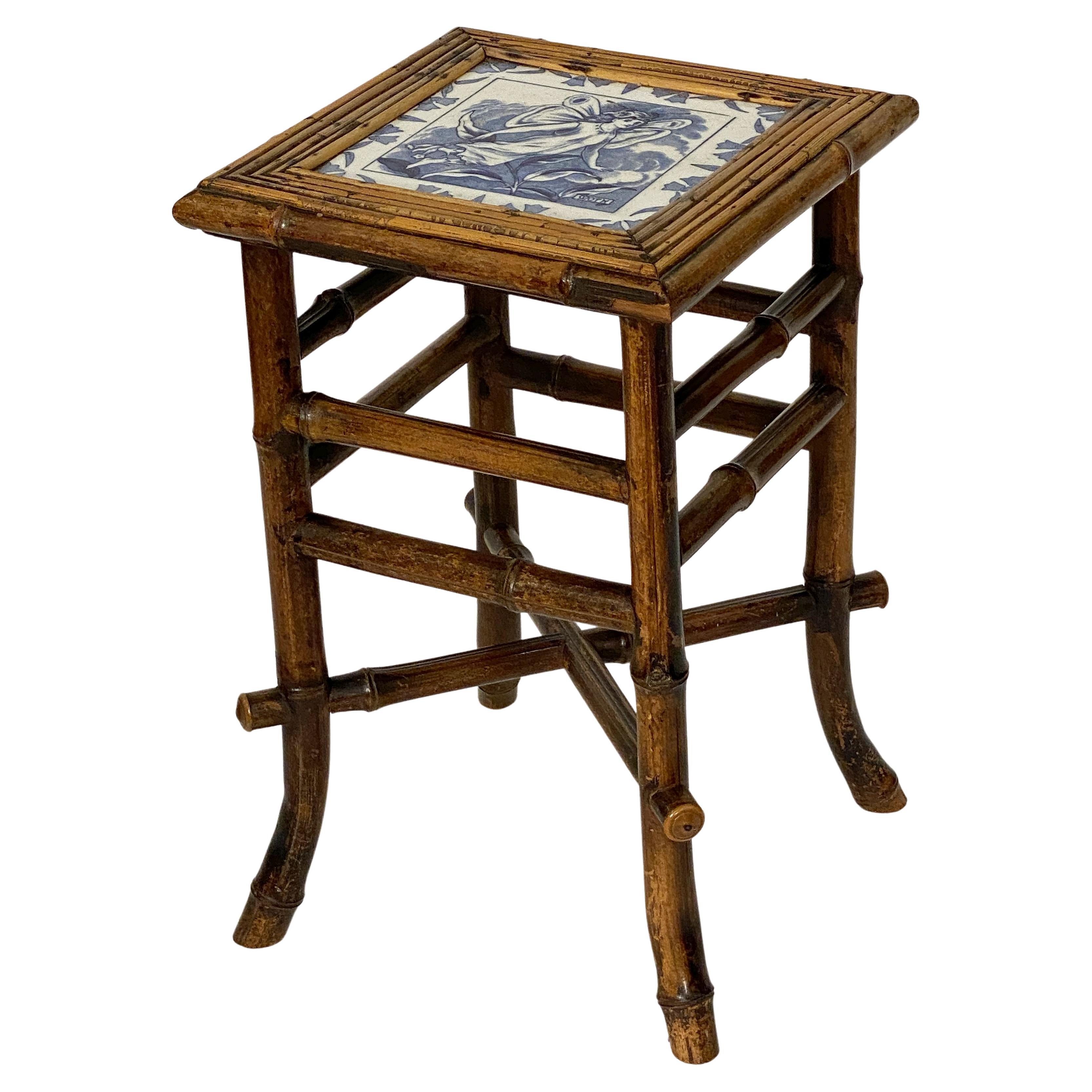 Table ou tabouret en bambou anglais avec assise en carreaux de l'époque du mouvement esthétique en vente