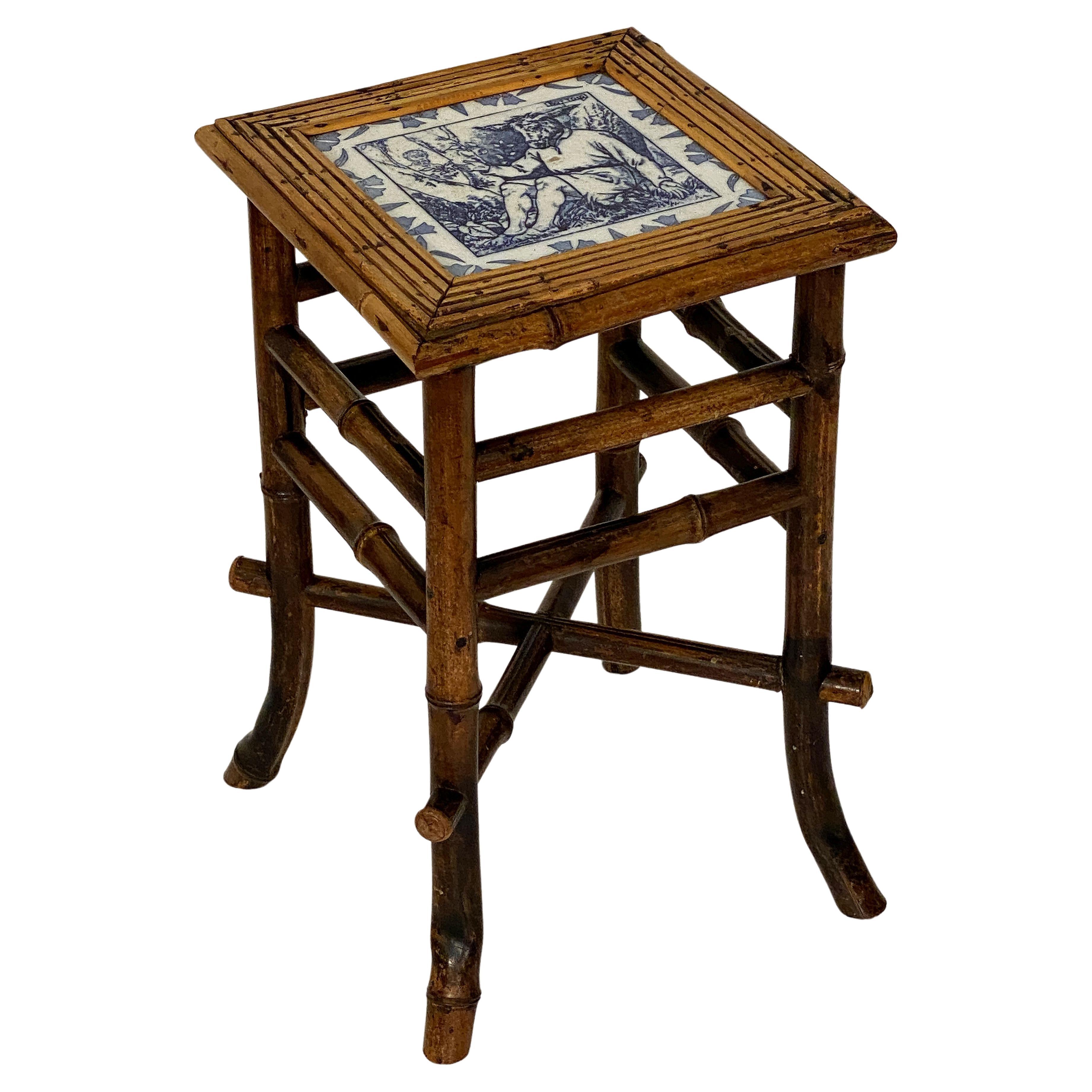 Table ou tabouret en bambou anglais avec assise en carreaux de l'époque du mouvement esthétique en vente