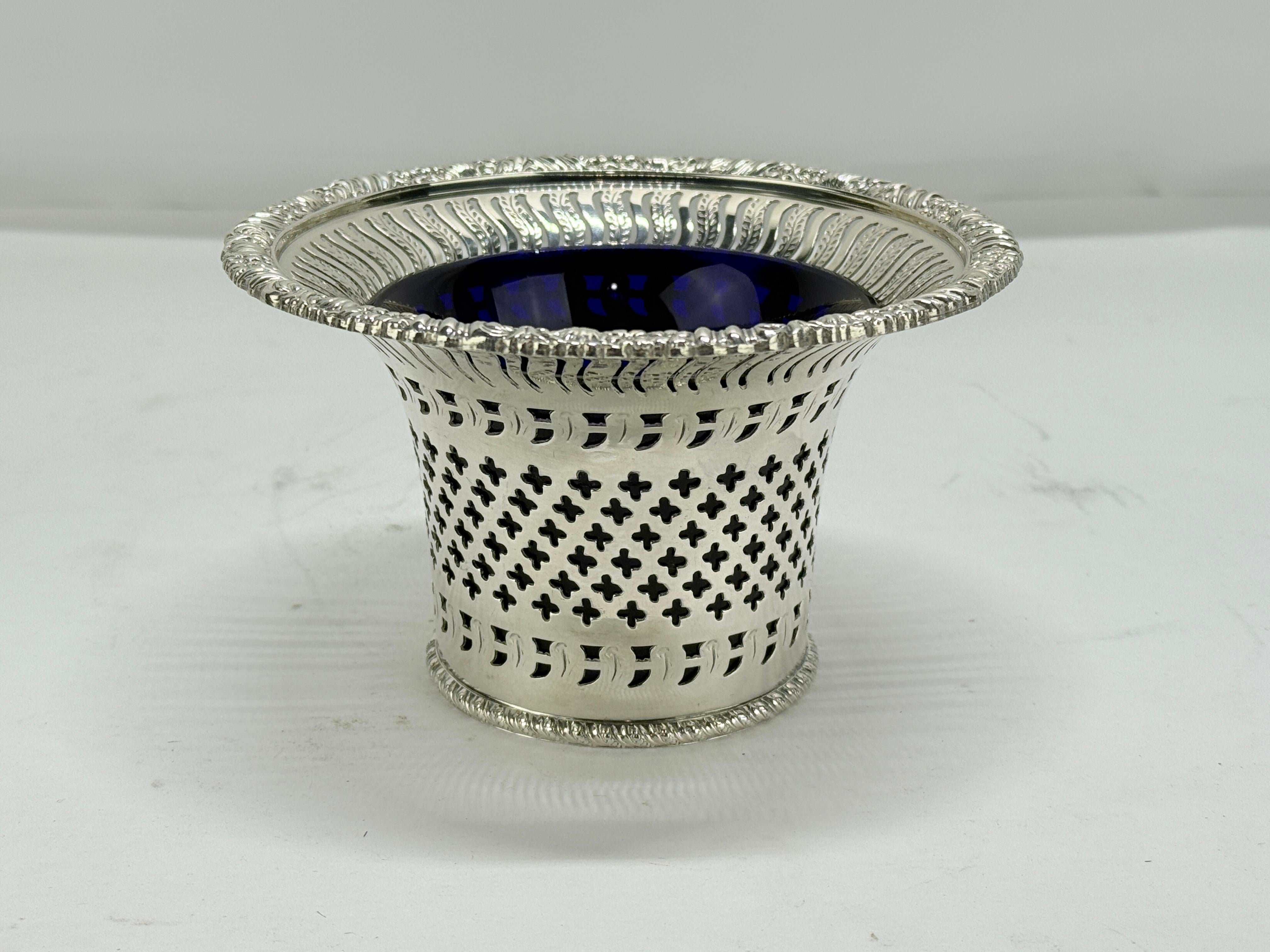 Questo vaso inglese in silverplate traforato, marchiato Ellis Barker di Birmingham, mostra la caratteristica precisione dell'azienda nella lavorazione del metallo traforato e dei bordi ornamentali, combinando la raffinatezza funzionale con