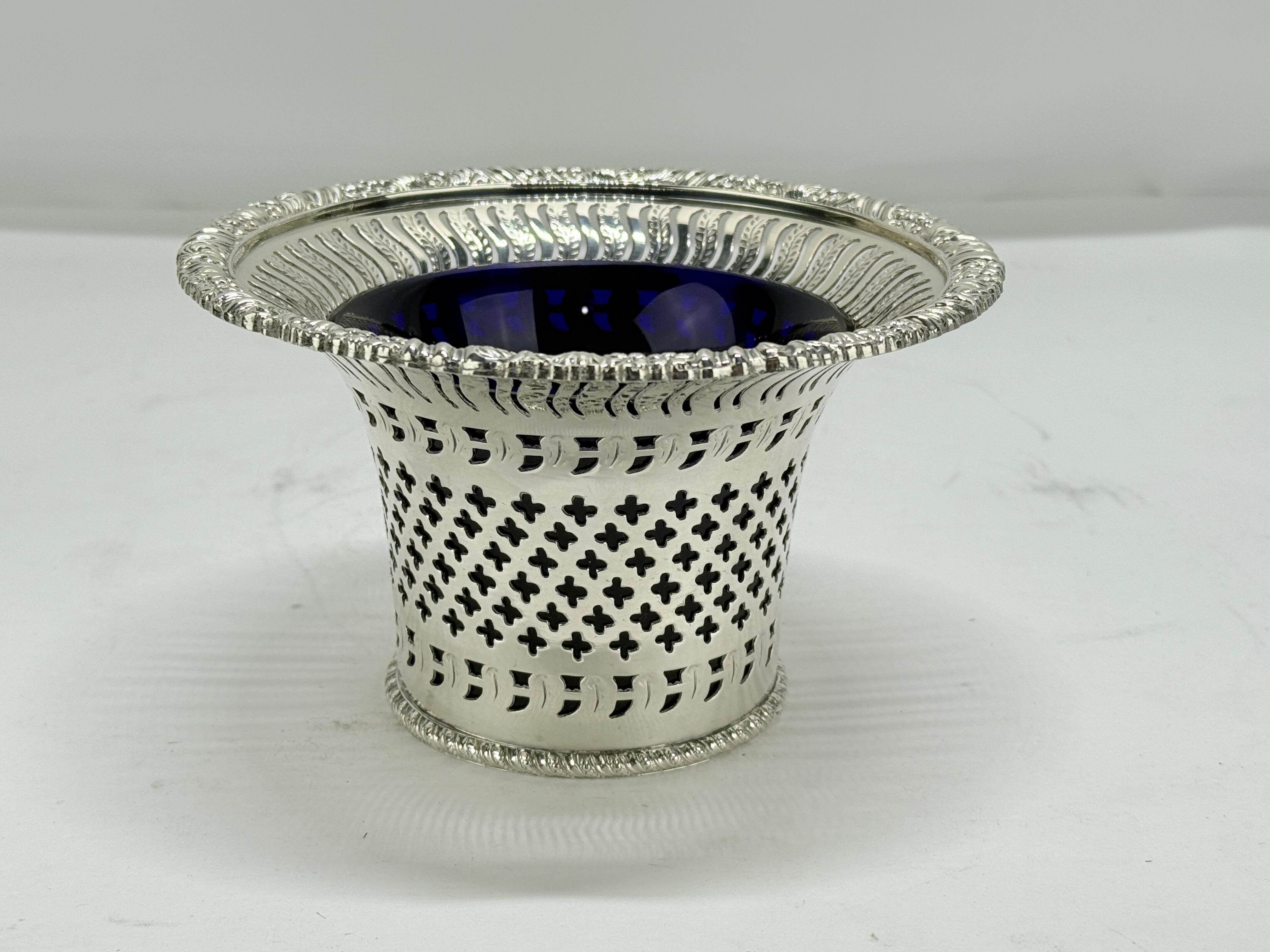 Giorgio III Vaso inglese Ellis Barker in silverplate traforato e rivestito in vetro cobalto in vendita