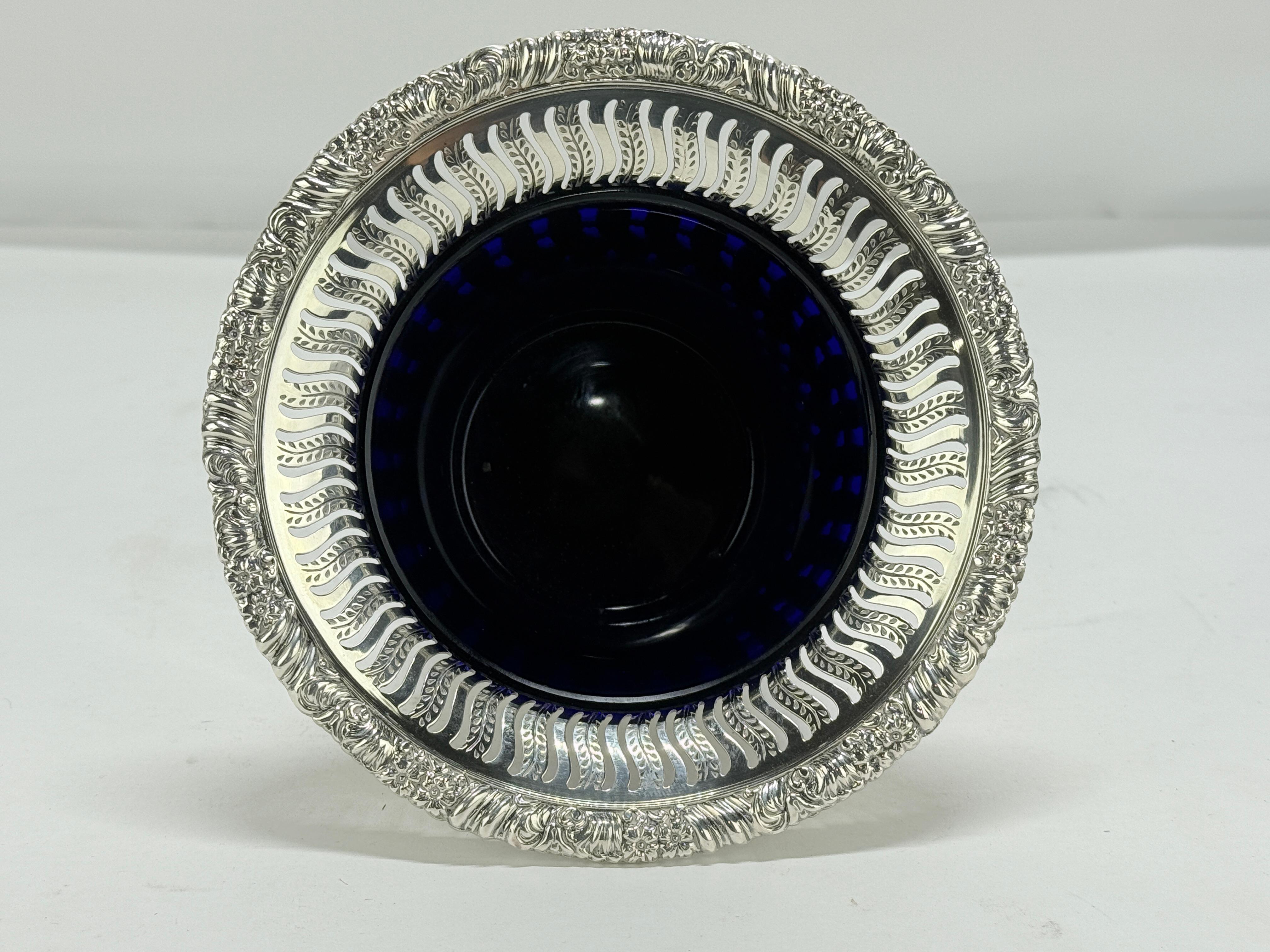 Inglese Vaso inglese Ellis Barker in silverplate traforato e rivestito in vetro cobalto in vendita