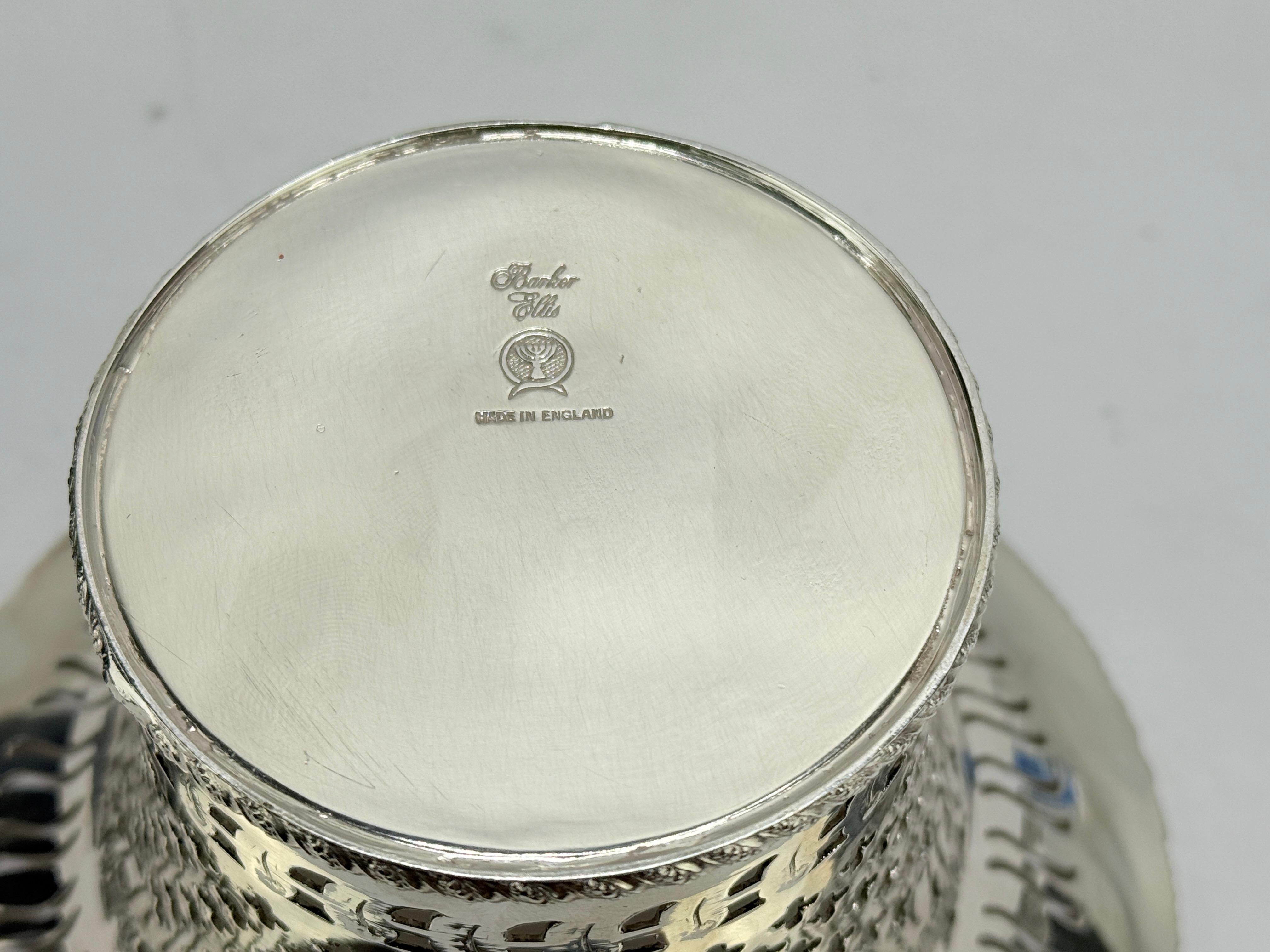 Placcato argento Vaso inglese Ellis Barker in silverplate traforato e rivestito in vetro cobalto in vendita