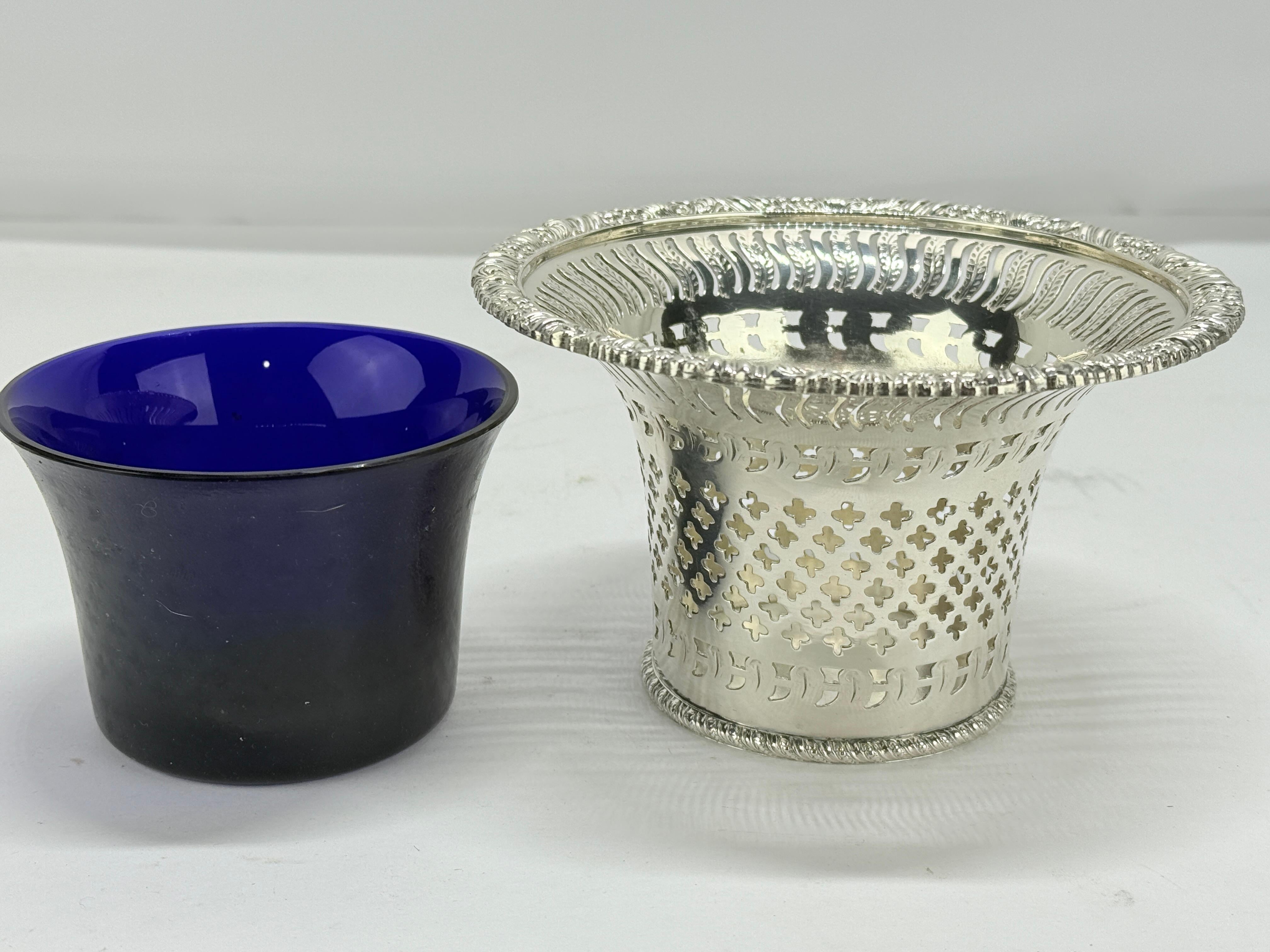 Vaso inglese Ellis Barker in silverplate traforato e rivestito in vetro cobalto in vendita 1