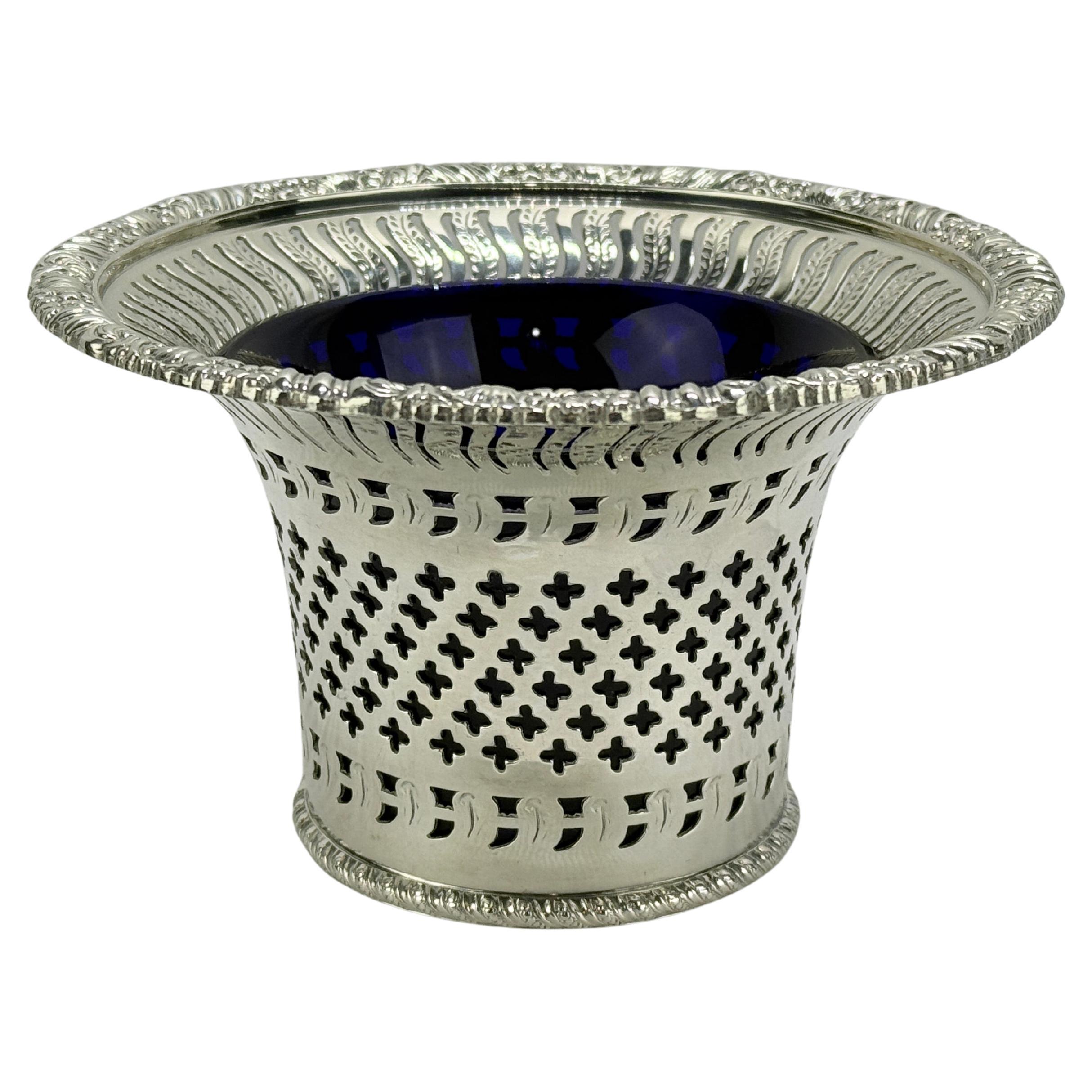 Vaso inglese Ellis Barker in silverplate traforato e rivestito in vetro cobalto in vendita