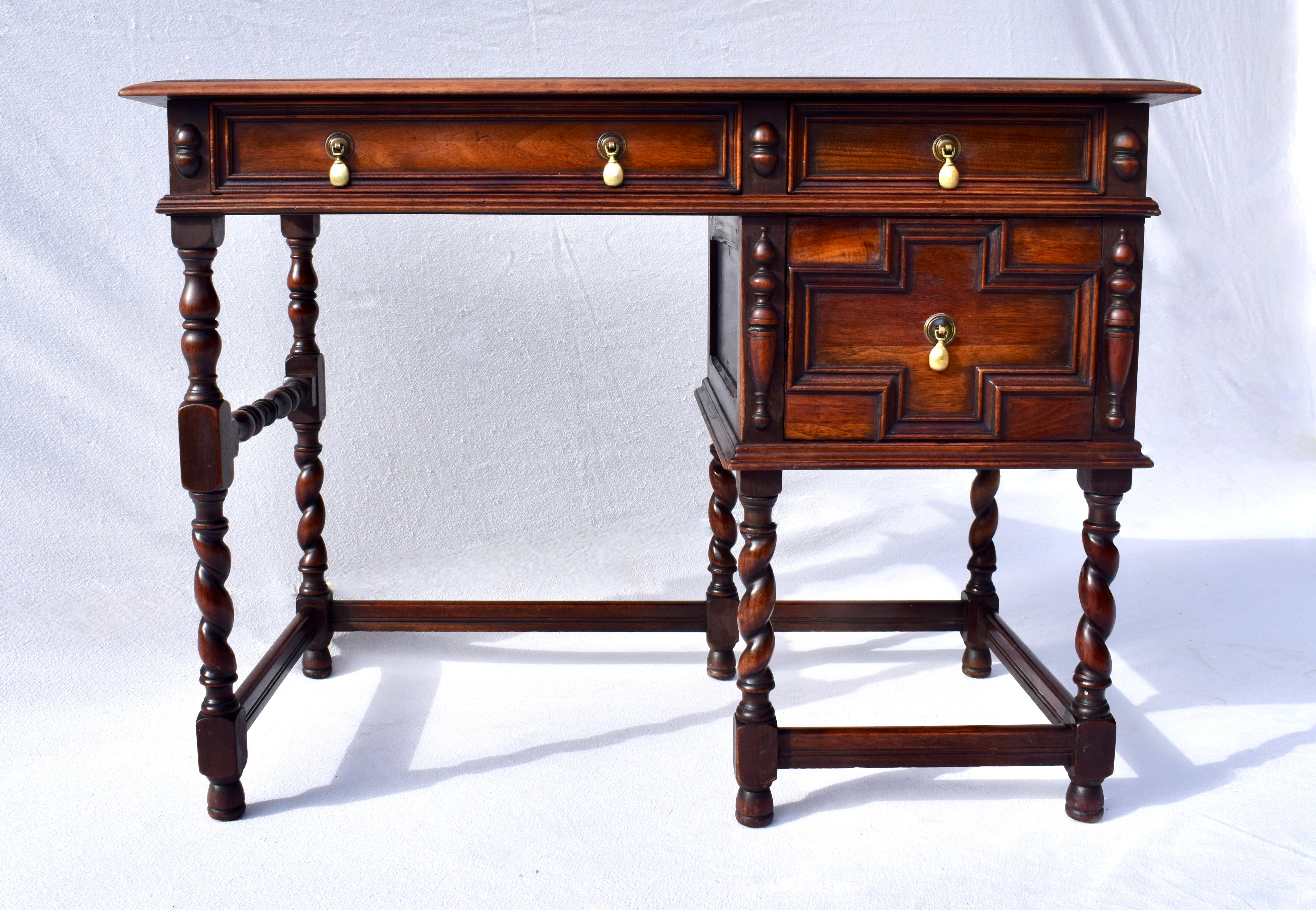 Massiver Mahagoni-Schreibtisch im jakobinischen Stil mit drei getäfelten Schubladen, originalen Messingschubladen, klassischen Gerstenkornbeinen und einem perfekt passenden antiken Massivholzstuhl.
Der Schreibtisch ist von allen Seiten bearbeitet