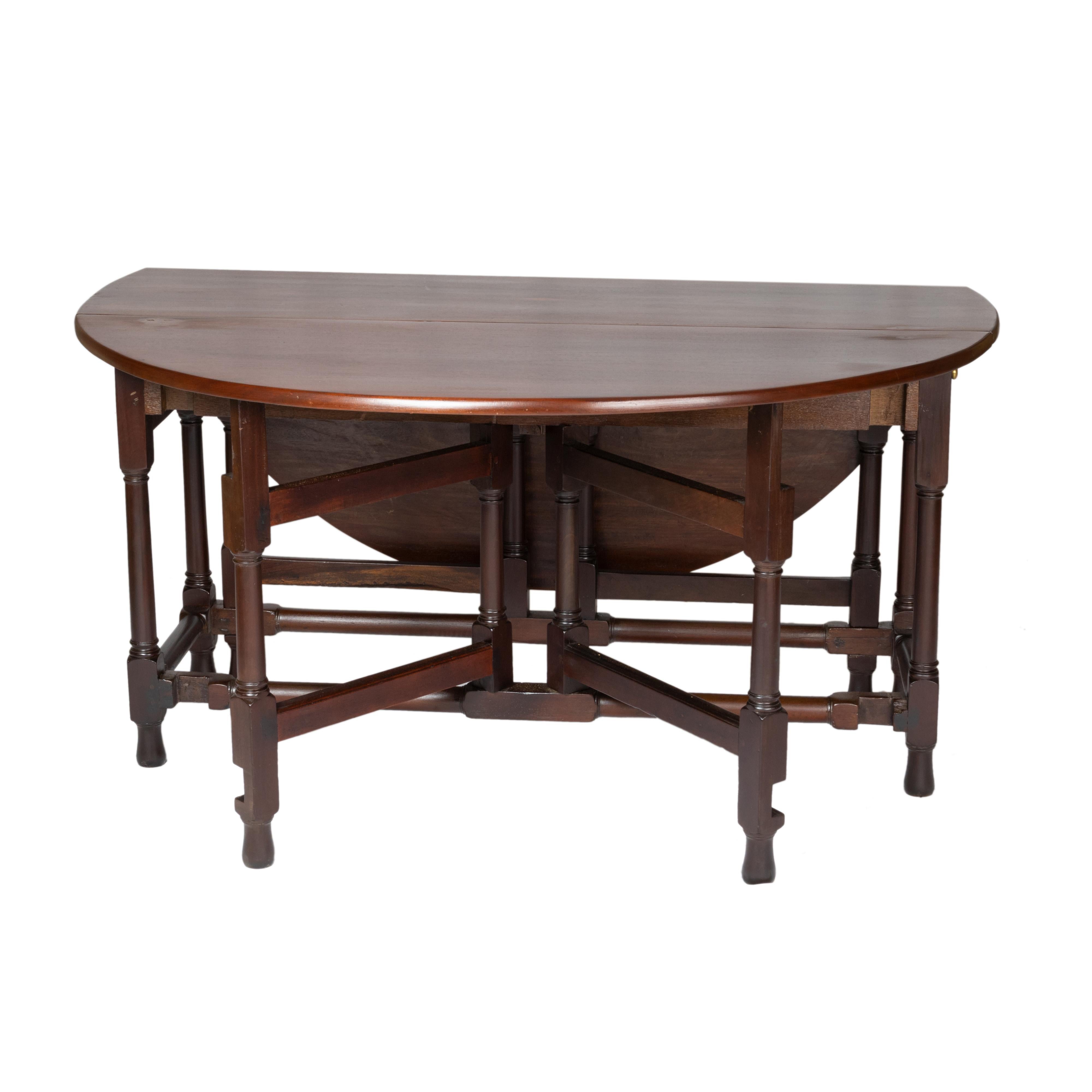 English Baroque Laurel Wood Flap Table, 19th Century In Good Condition For Sale In Lisbon, PT