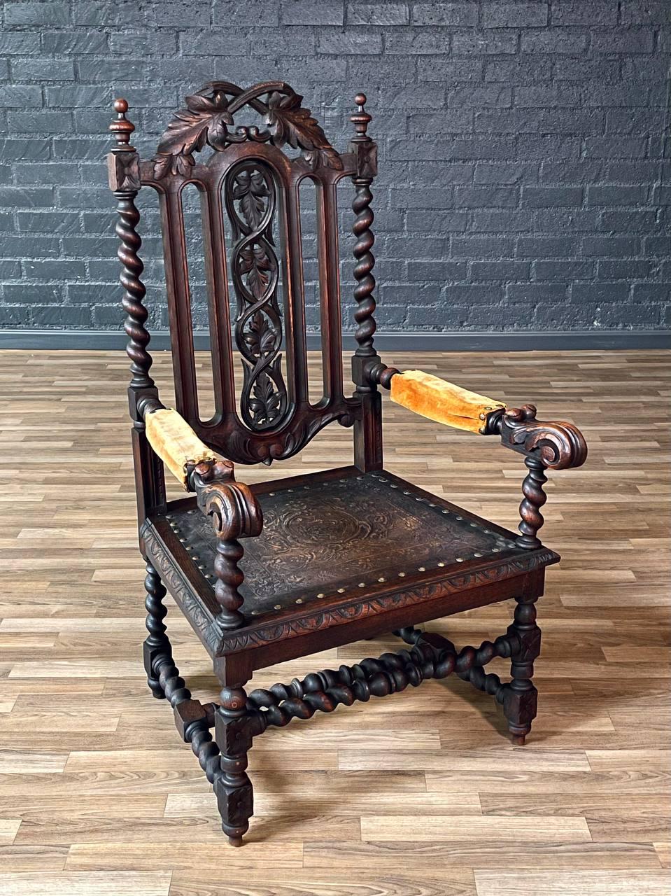 Condit : Condition Vintage Originale 
MATERIAL : Chêne, assise en cuir toilé, accoudoir en velours 
Style : Baroque anglais

Ce fauteuil baroque anglais des années 1910 a la prestance d'un trône qui reflète la grandeur du mobilier de l'époque.