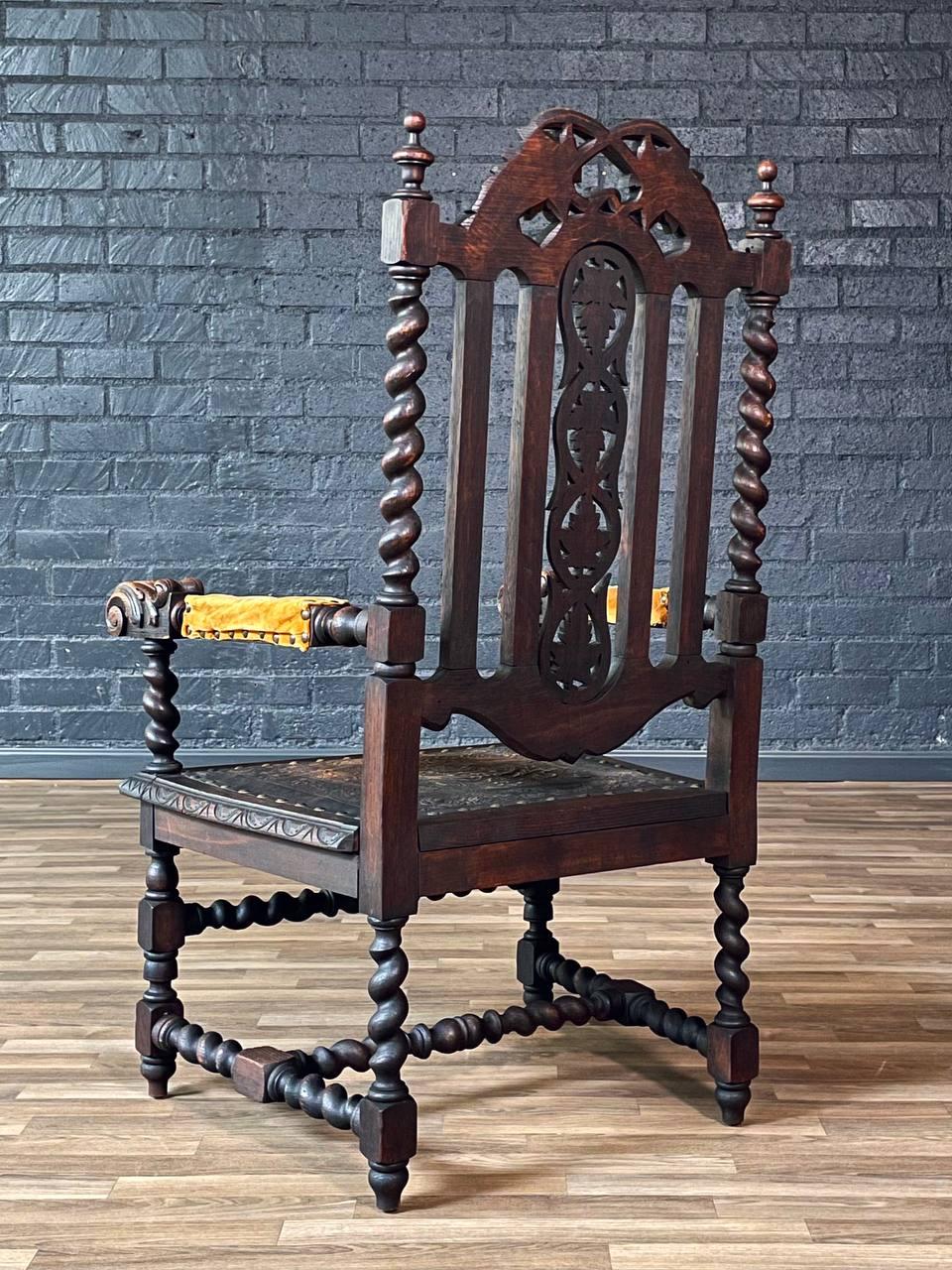 Fauteuil baroque anglais en chêne et cuir toilé avec pieds torsadés en orge Bon état - En vente à Los Angeles, CA