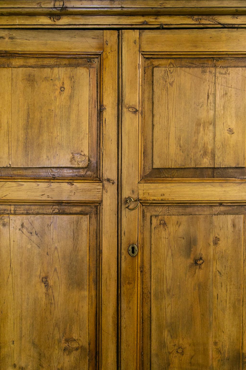 Englischer Eckschrank aus Kiefernholz mit Fassrücken 5
