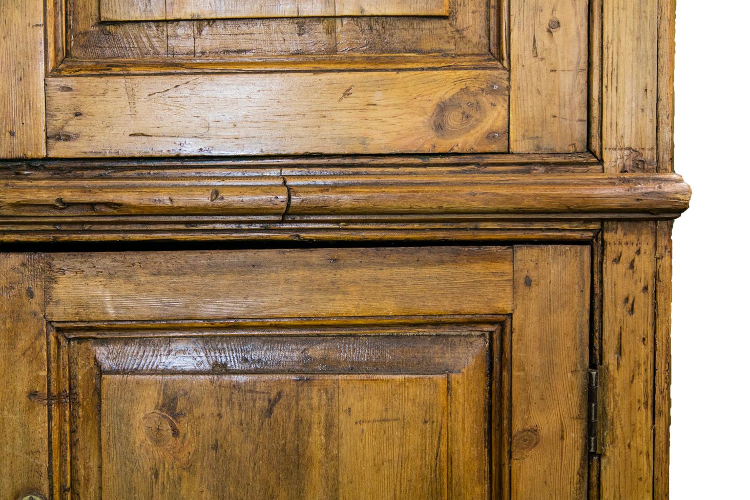 Englischer Eckschrank aus Kiefernholz mit Fassrücken 6