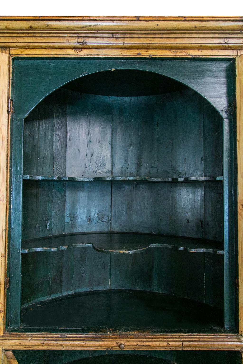 Englischer Eckschrank aus Kiefernholz mit Fassrücken (Messing)