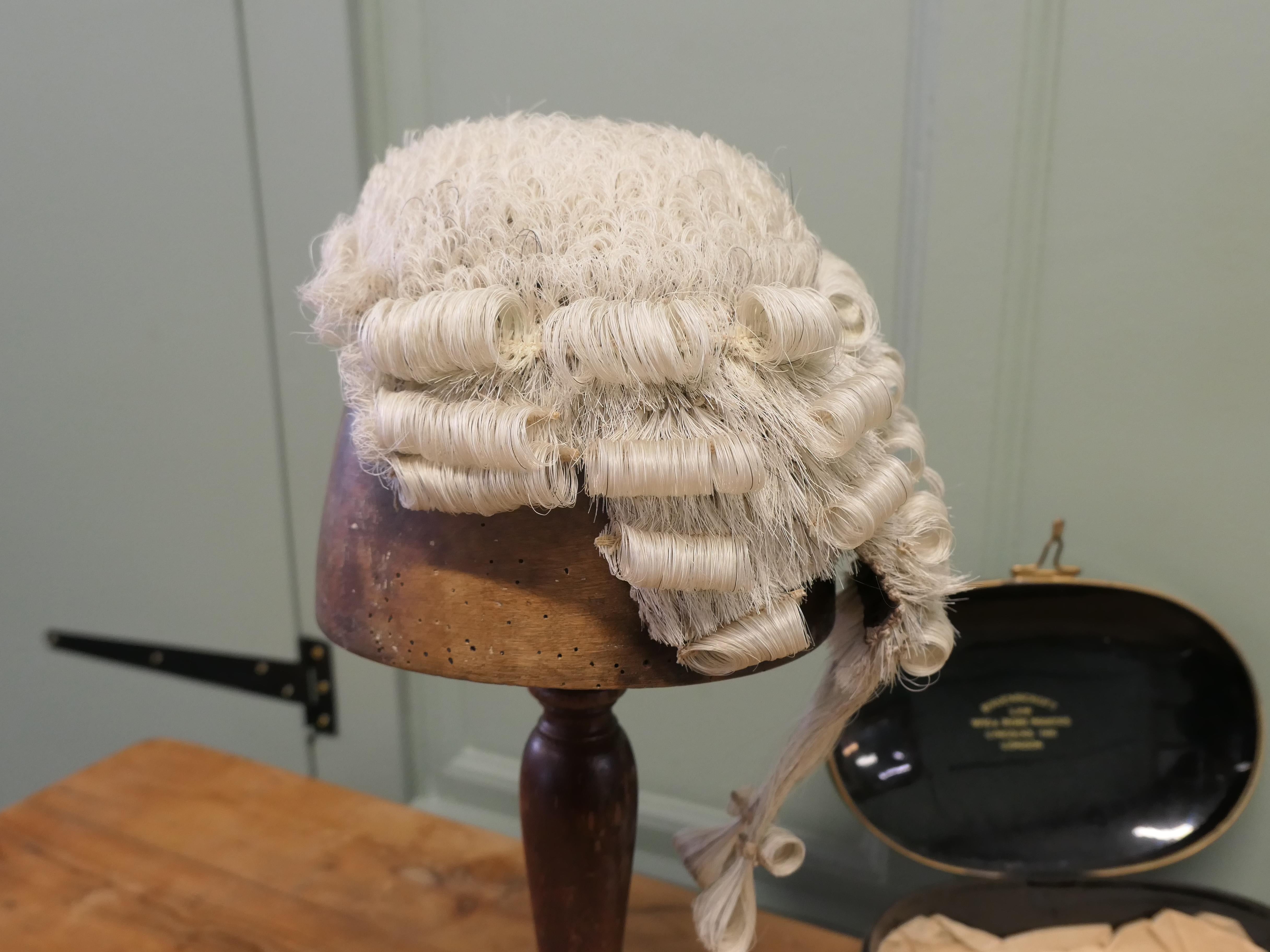 Parrucca da barrister inglese in scatola originale di Ravenscroft Law in vendita 1