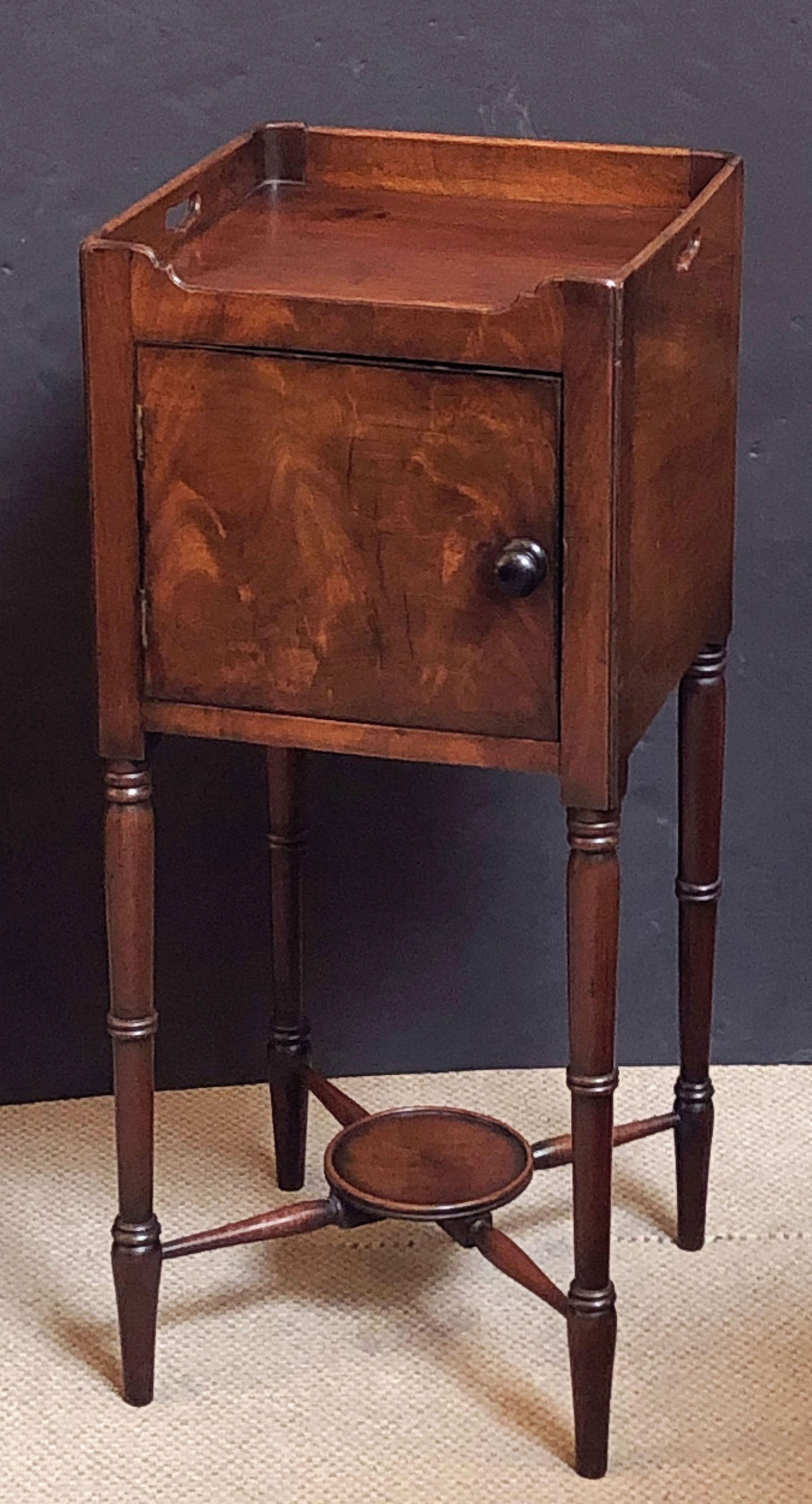 English Bedside Table or Nightstand of Mahogany from the William IV Era In Good Condition In Austin, TX