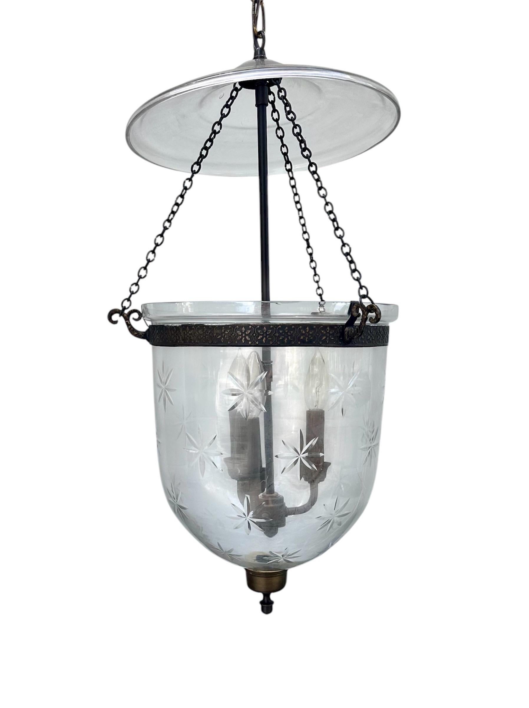 Lanterna inglese Bell Jar con stelle incise

Lanterna a campana inglese in stile classico. Il vetro soffiato a mano e la fascia in ottone patinato e goffrato con un terminale in ottone completano una meravigliosa lanterna da ingresso. Il vetro