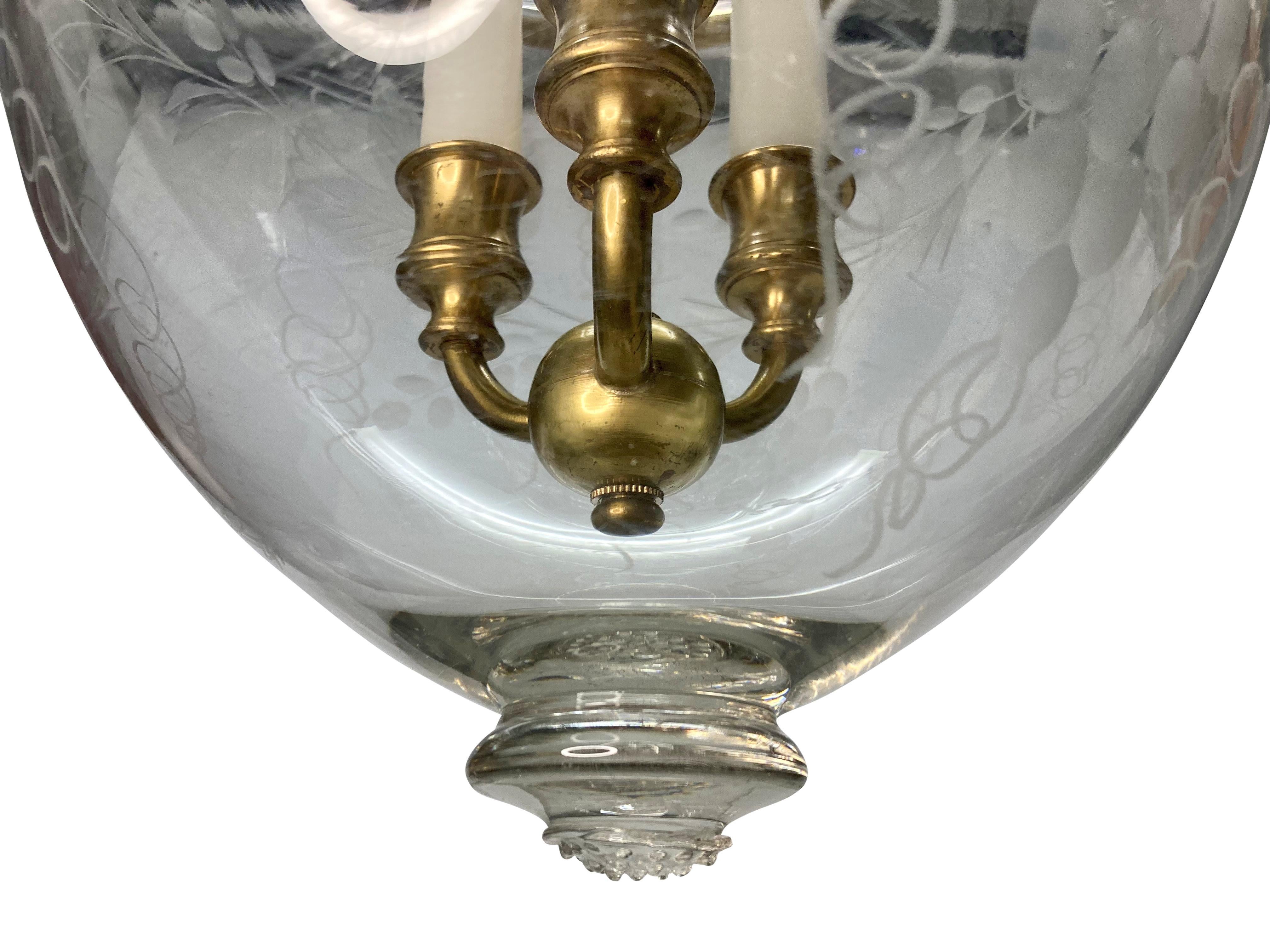 Eine englische mundgeblasene Glockenlaterne mit geätztem Weinrebenmuster und Messingbeschlägen. Das Glas hat aufgrund des Quecksilbers einen leichten Grauschleier.