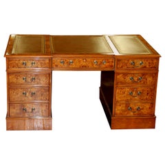 Englische Bank Made Burr Elm Chippendale Style Pedestal Partner''s Desk