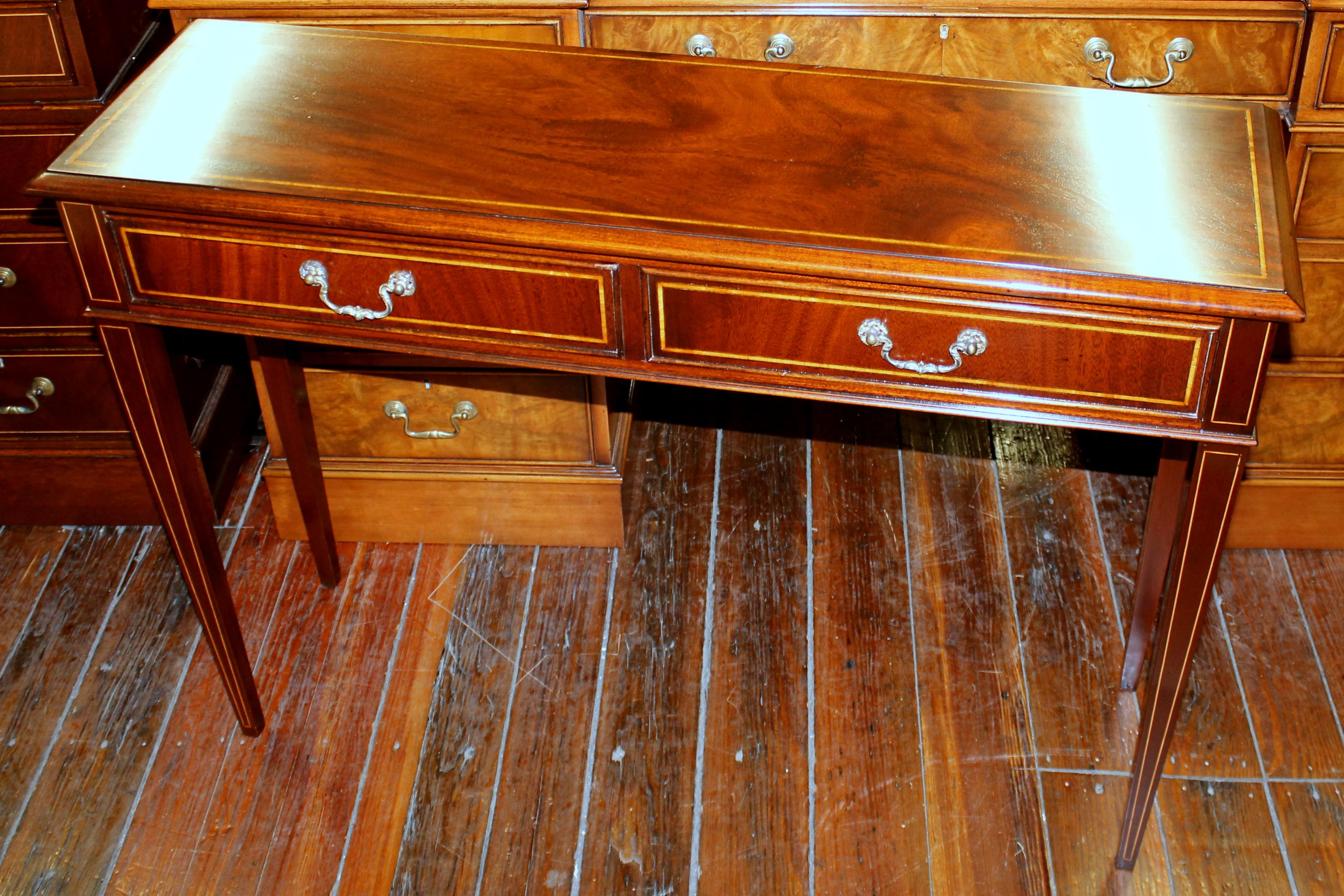 Fine English bench made inlaid flame mahogany two-drawer side table or narrow console
-Antique copy-

Please note, table is made from old reclaimed mahogany. Fine cast brass handles. (Images shown are from a recently sold table and the one