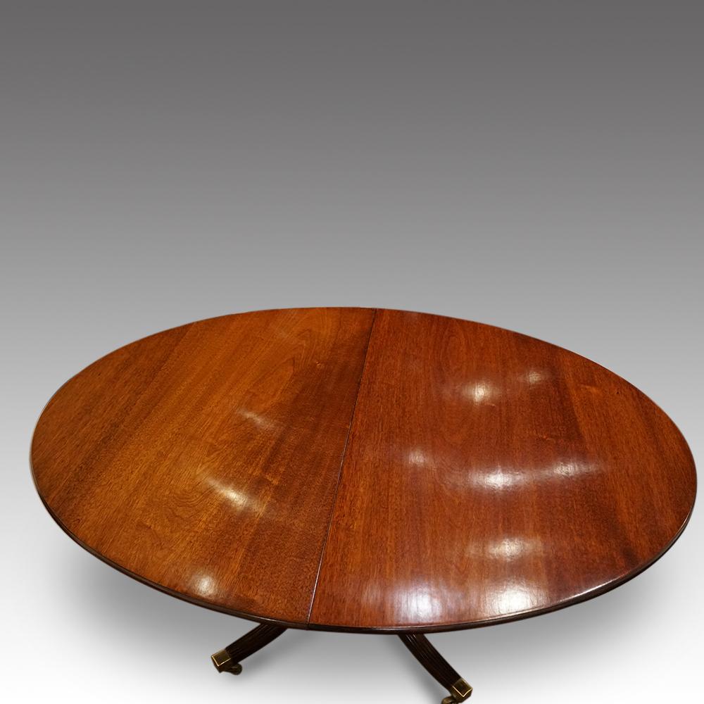 Mid-20th Century English Bench Made Regency Style Oval Mahogany Extending Dining Table