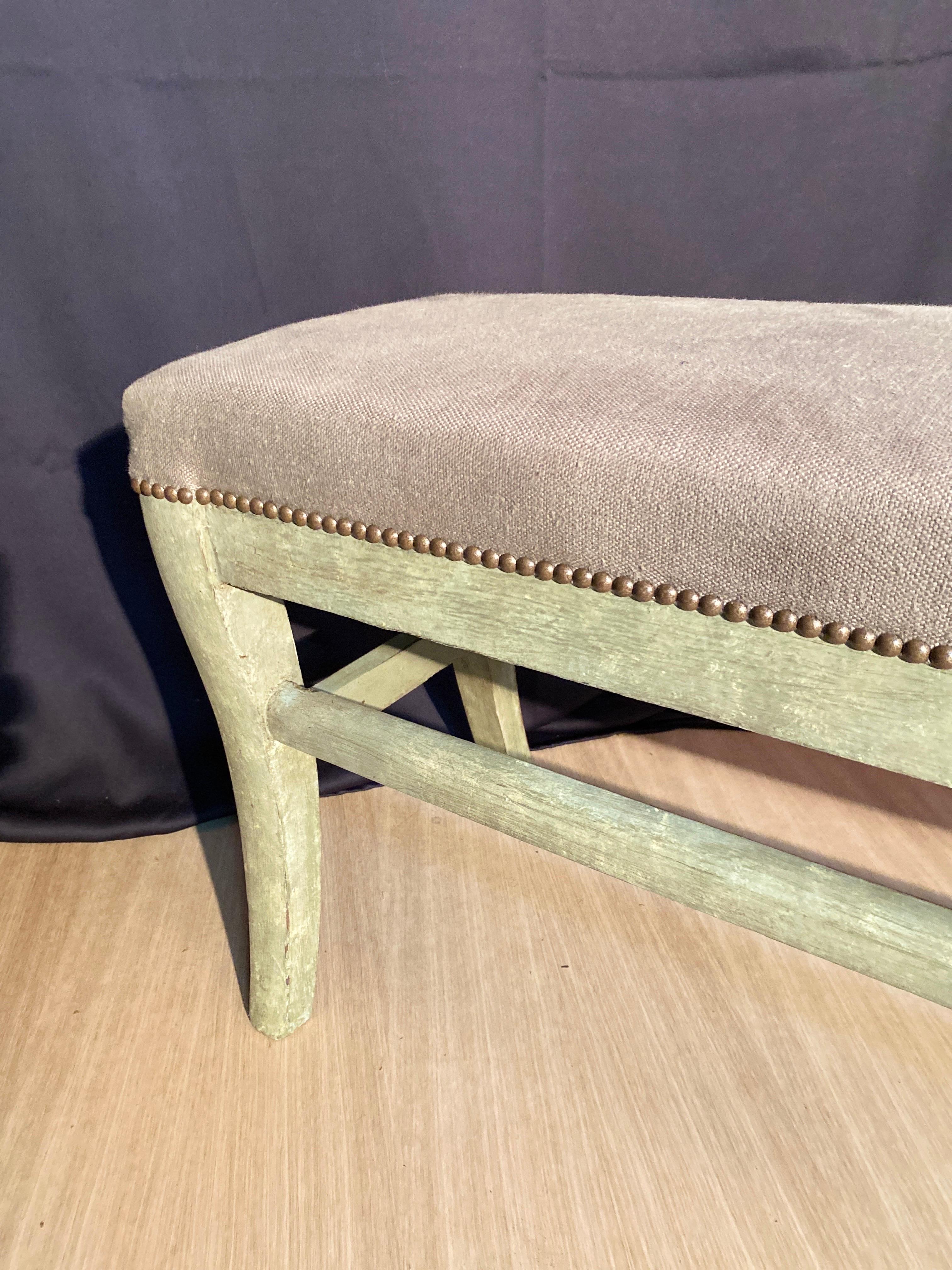 English bench with patinated saber feet and linen fabrics dating from the   In Excellent Condition For Sale In Somme-Leuze, BE