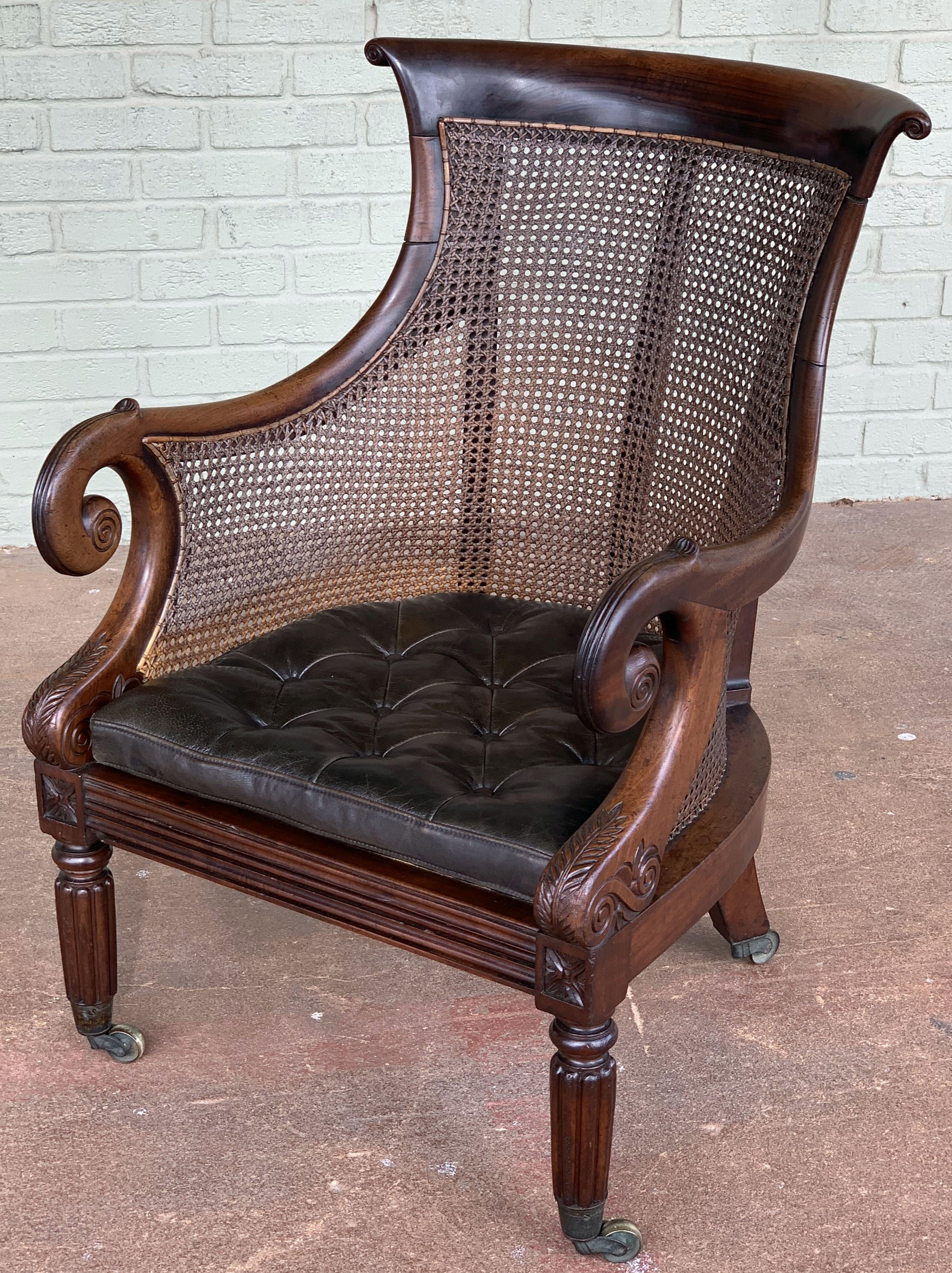 Englischer Bergere-Sessel aus Mahagoni mit Rohrgeflecht aus der Regency-Periode im Zustand „Gut“ in Austin, TX