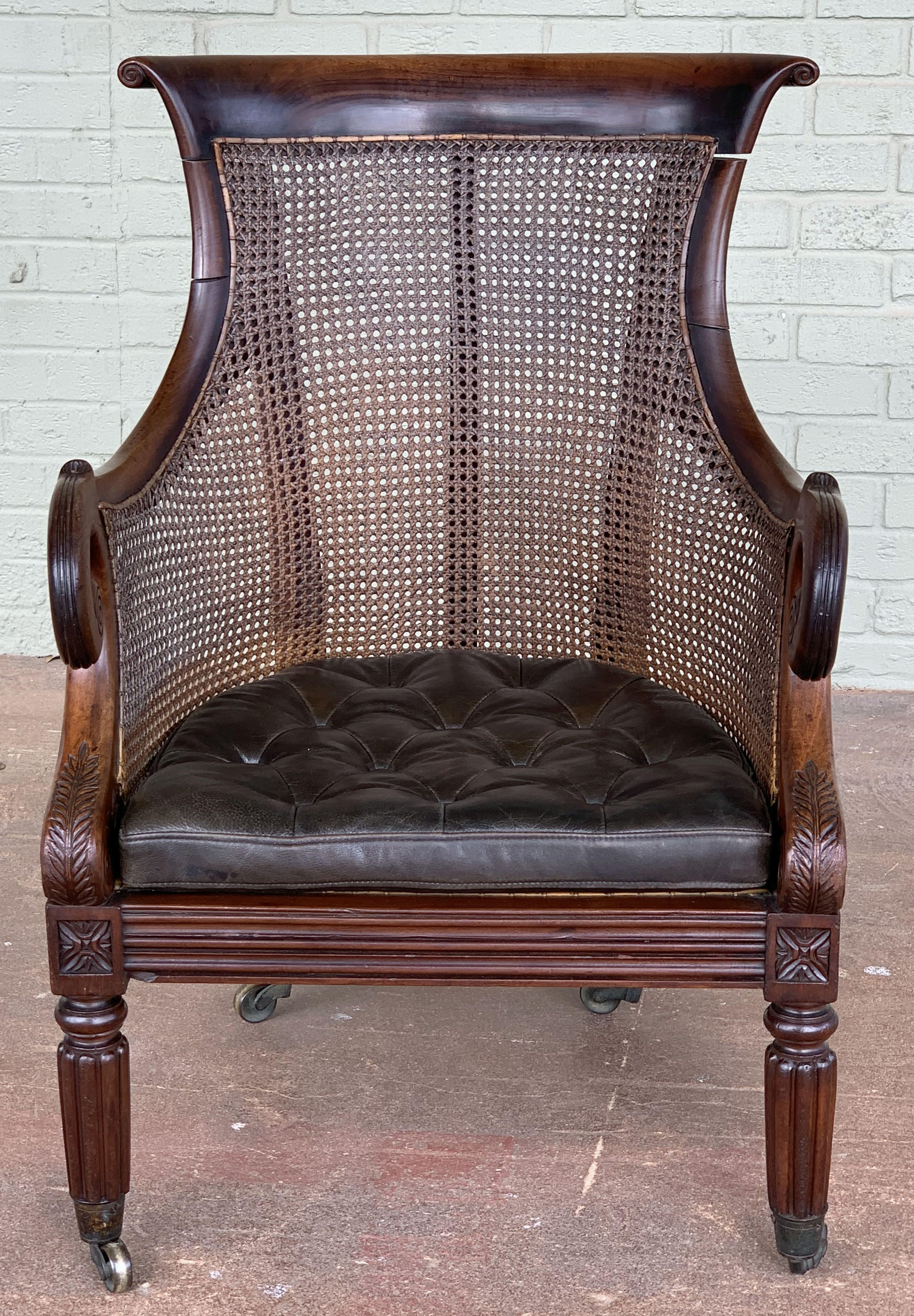 Englischer Bergere-Sessel aus Mahagoni mit Rohrgeflecht aus der Regency-Periode (Gedrechselt)