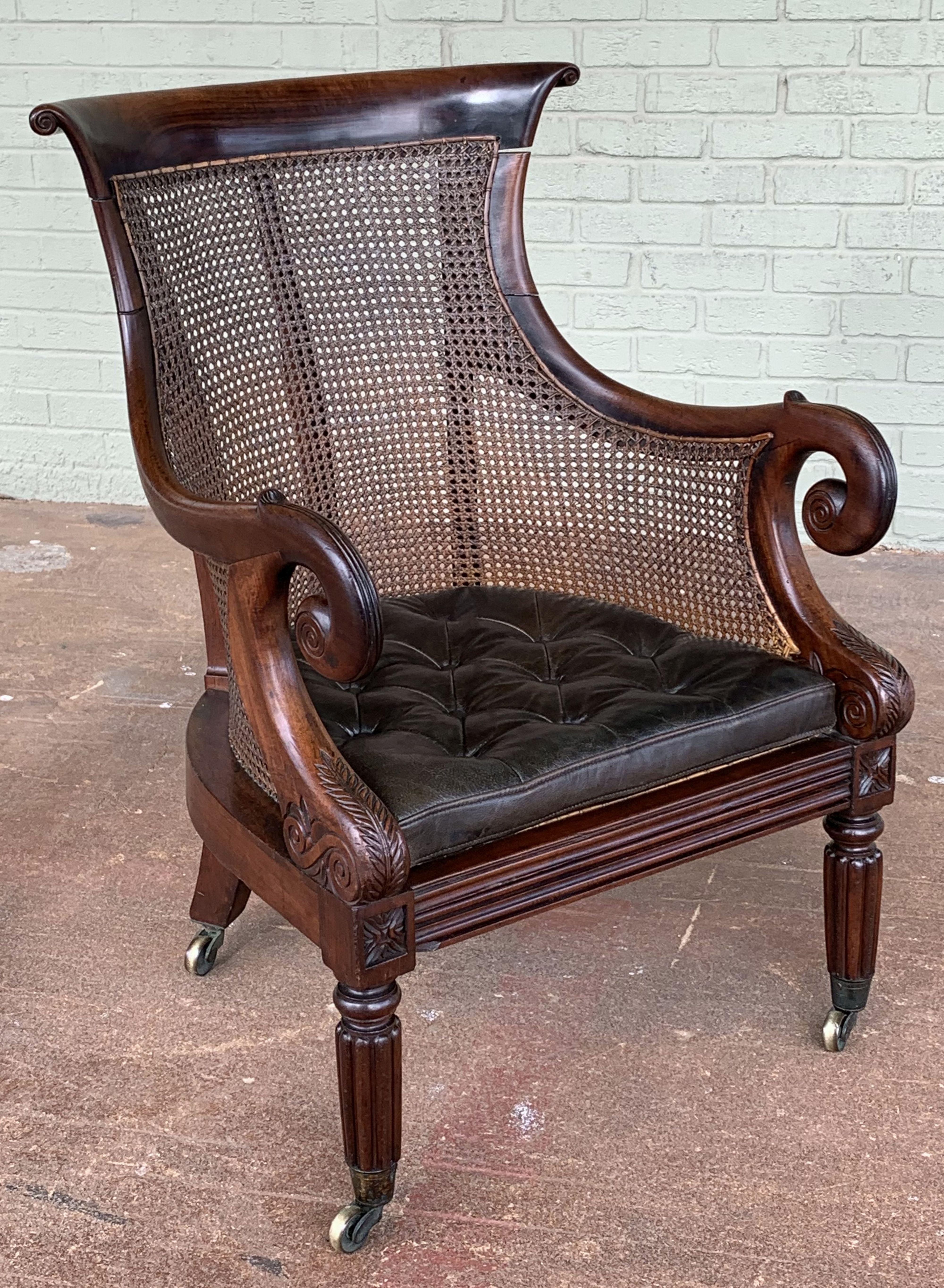 Englischer Bergere-Sessel aus Mahagoni mit Rohrgeflecht aus der Regency-Periode (19. Jahrhundert)