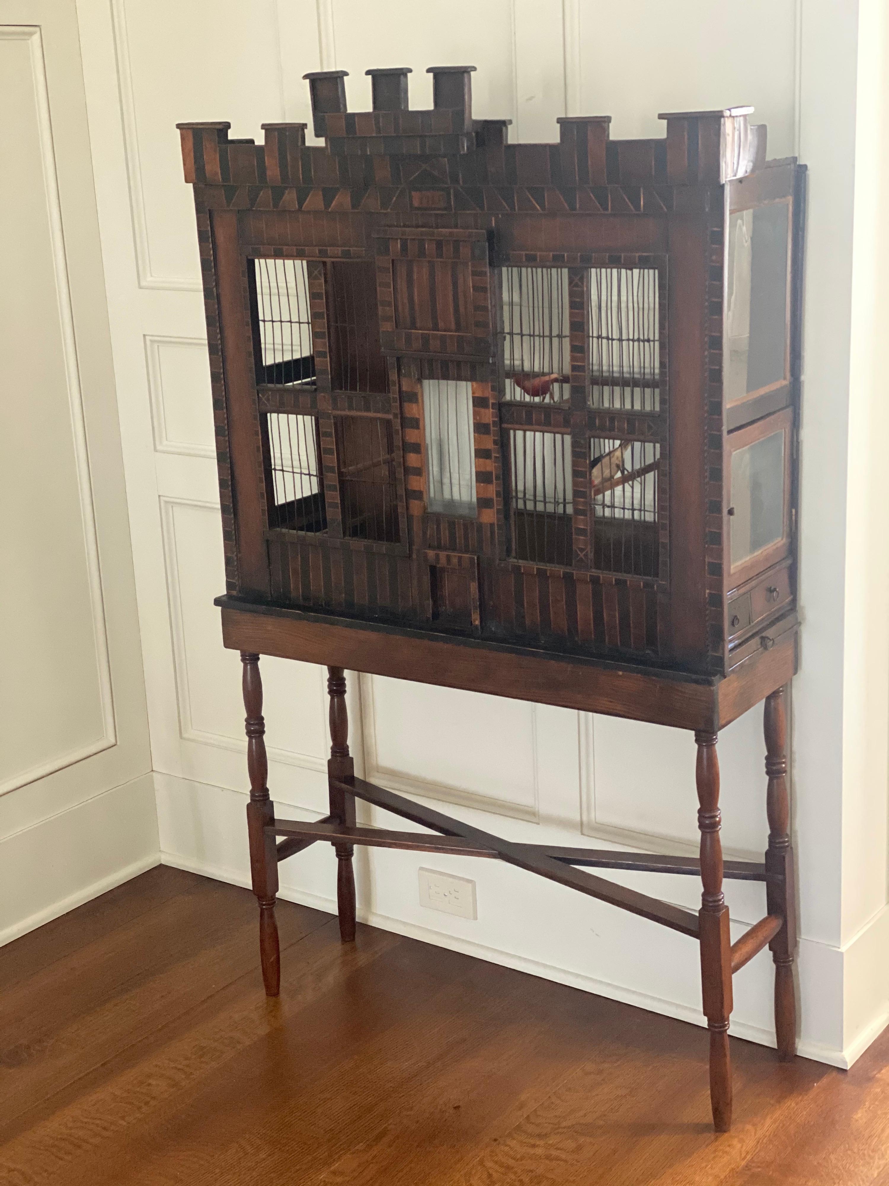 Gabbia per uccelli inglese realizzata in legno con la data del 1740 intarsiata nella cresta. La forma alta e stretta indicava l'utilizzo come gabbia per impanare i fringuelli. La gabbia per uccelli potrebbe essere stata realizzata in un secondo