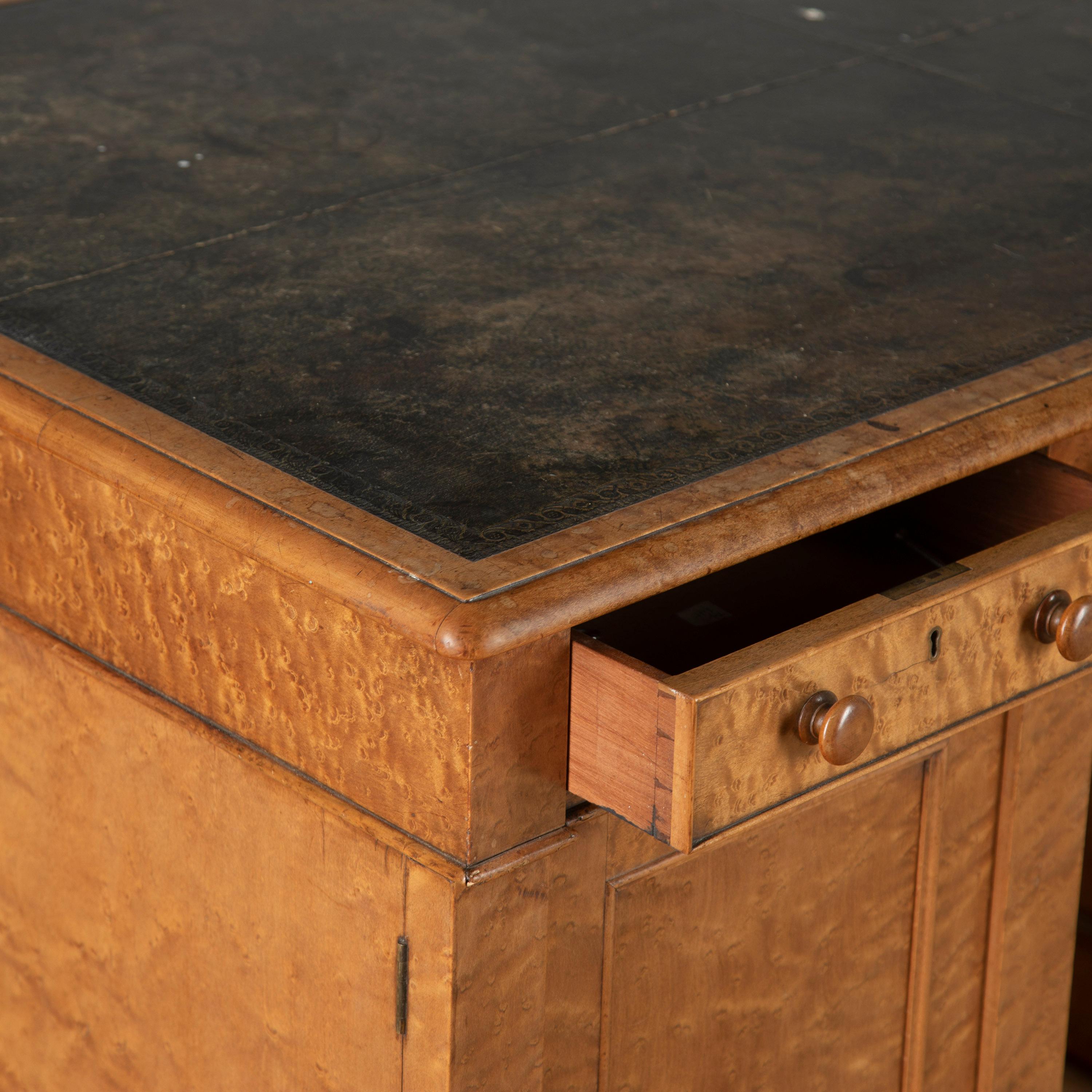 Englischer Schreibtisch aus Vogelaugenahorn im Zustand „Gut“ im Angebot in Gloucestershire, GB