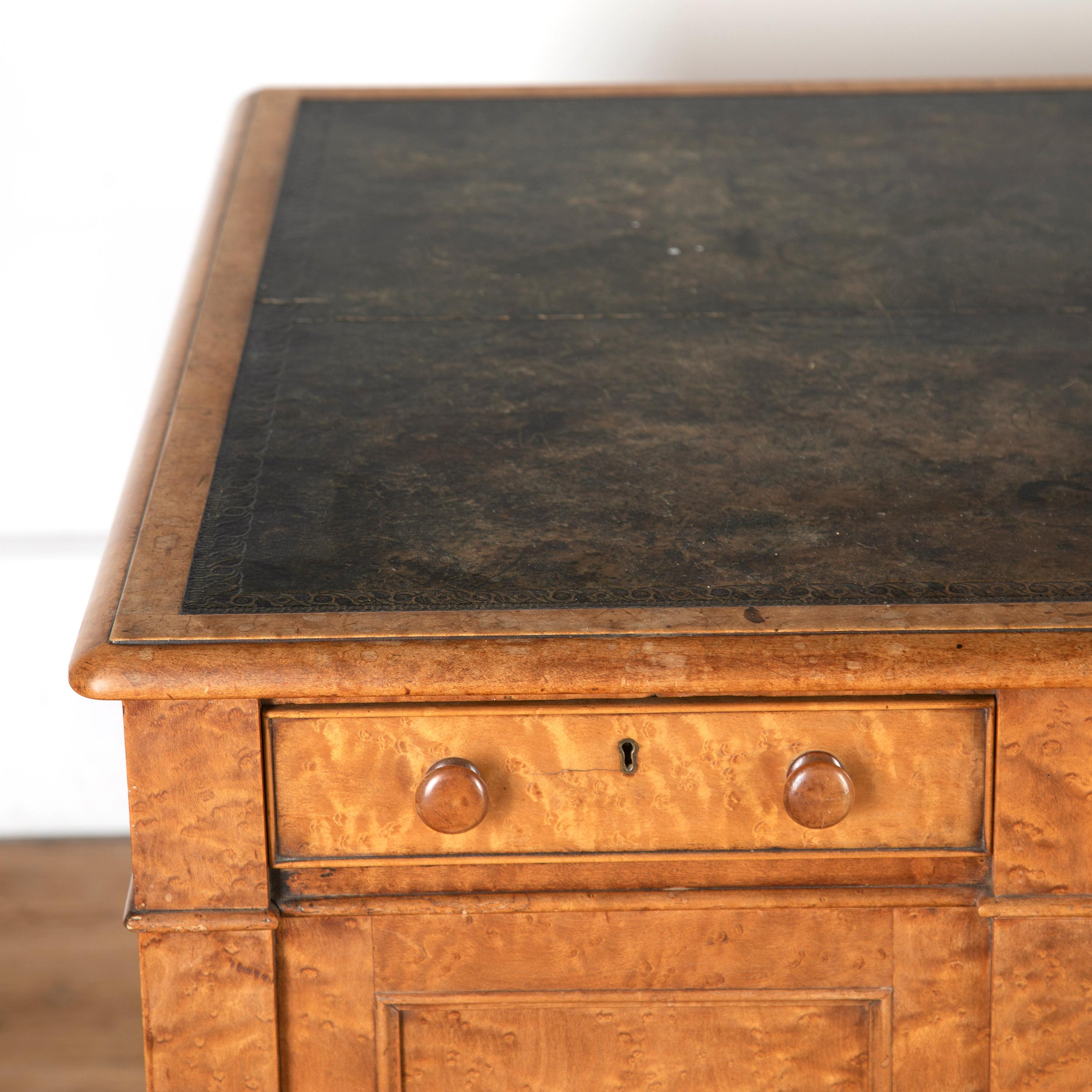 English Bird's-Eye Maple Desk In Good Condition For Sale In Gloucestershire, GB