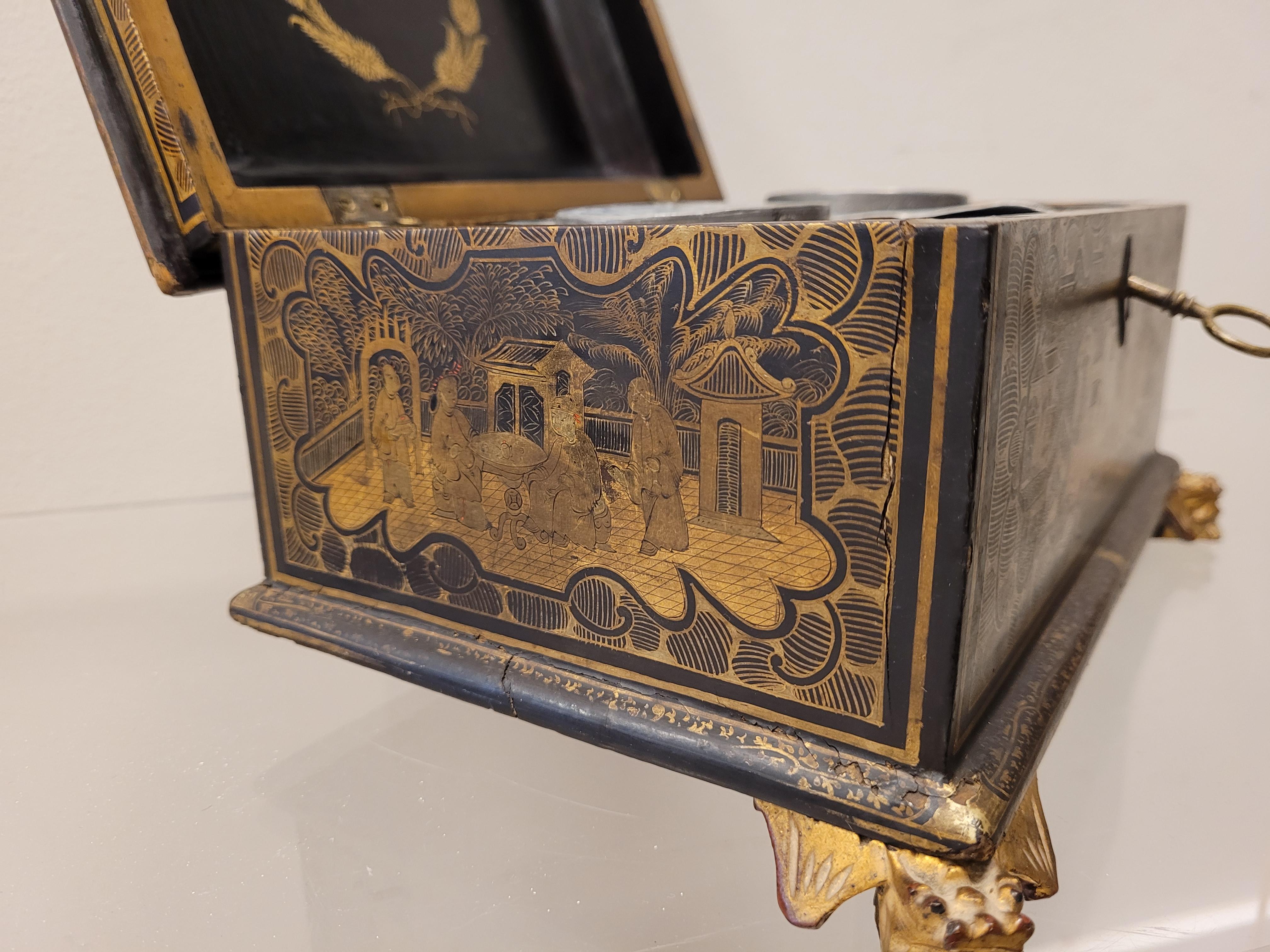English Black Lacquer, Gold Tea Caddie with Chinoiseries, Victorian Age In Good Condition In Valladolid, ES