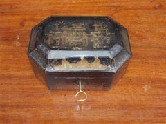 Englische:: schwarz lackierte und vergoldete:: figurale Pagoden-Teekanne mit Scharnier:: um 1810