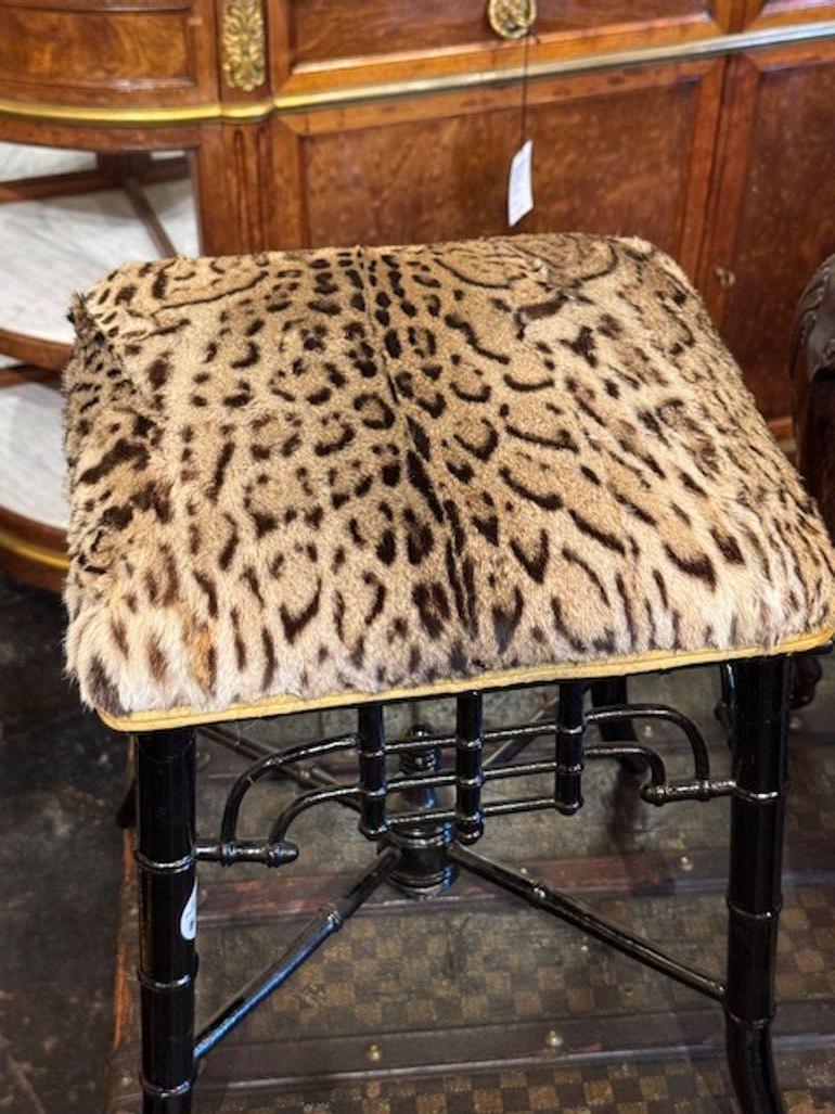 Englisch Schwarz lackierter Bambus Hocker im Zustand „Gut“ im Angebot in Dallas, TX