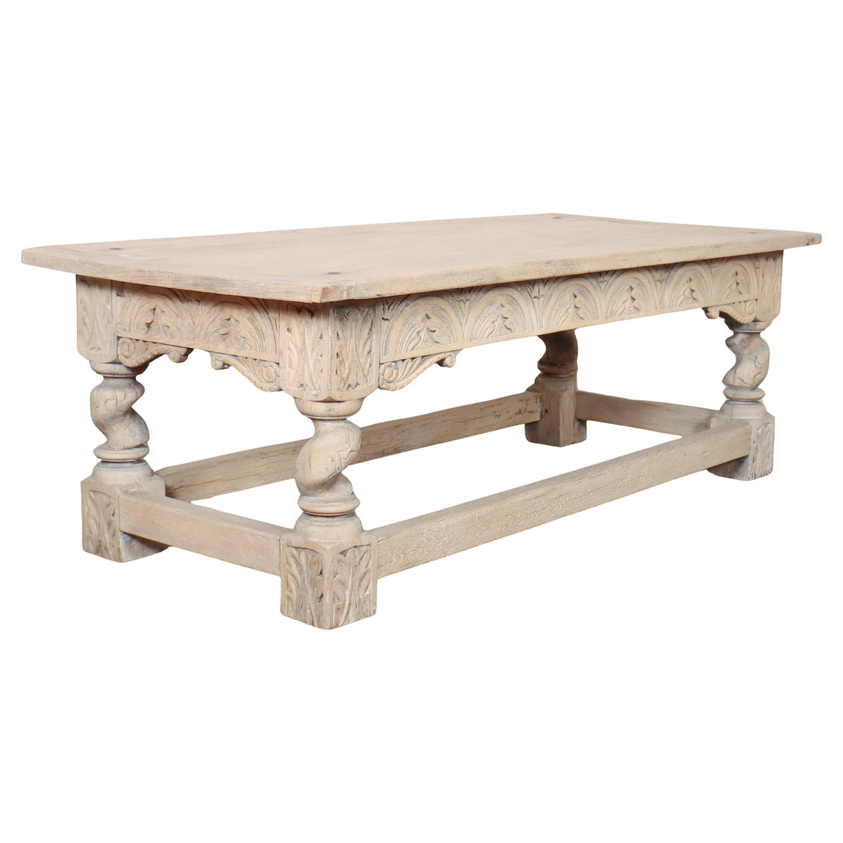 Mesa baja inglesa de roble blanqueado y tallado en venta