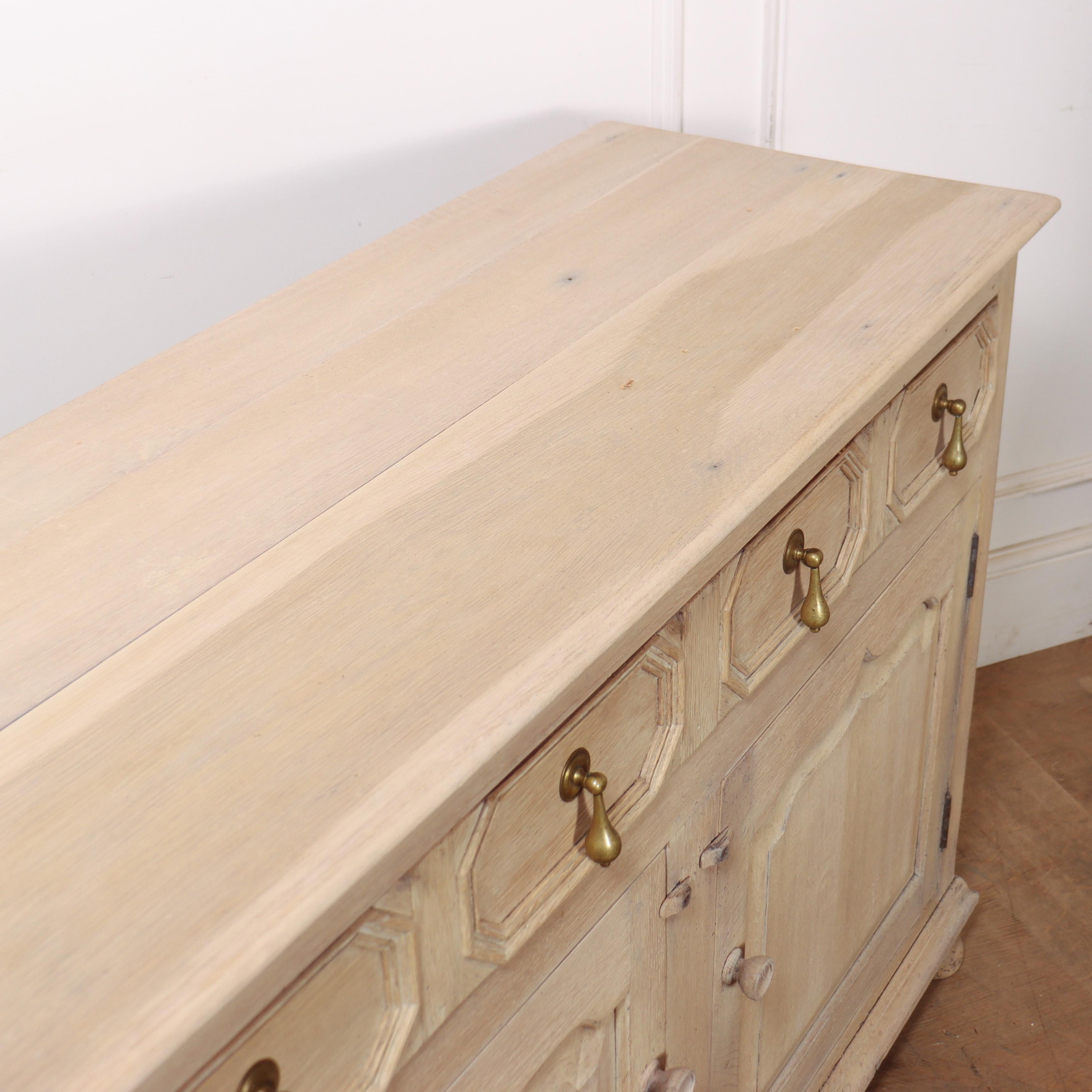 Base de commode en Oak Oak blanchi anglais en vente 4