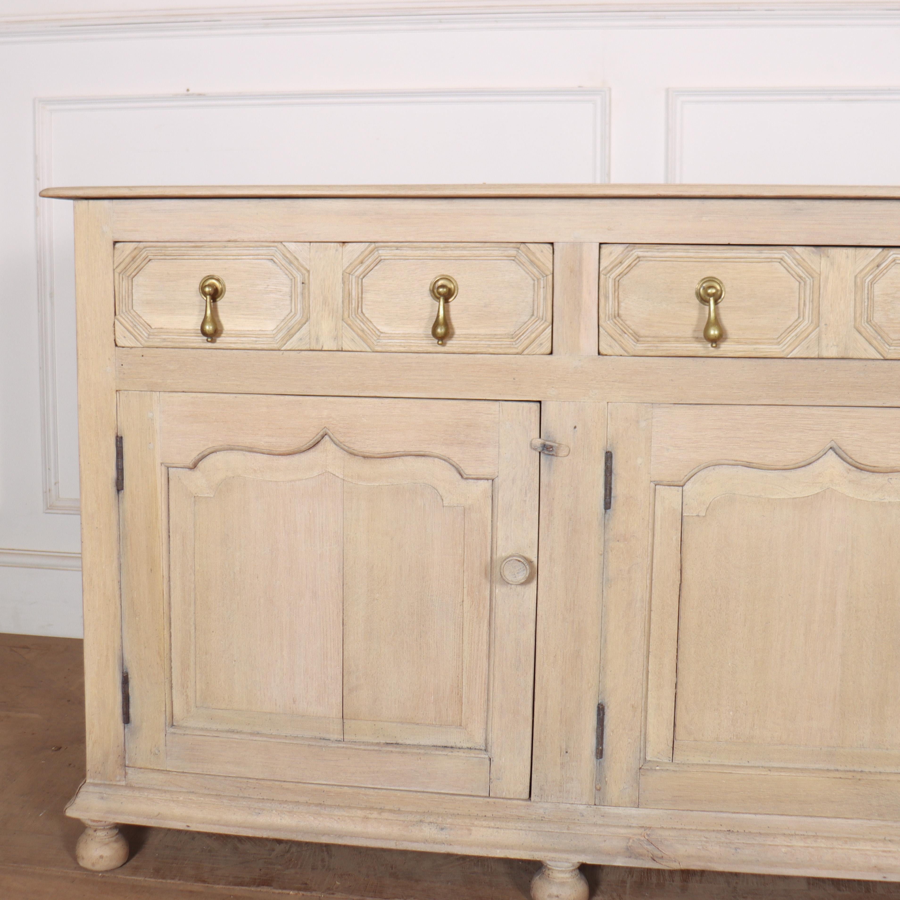 Commode anglaise en chêne blanchi de la fin du 19e siècle à tiroirs géométriques moulurés. 1890.

 
Référence interne : O


Code : 8792

Dimensions :
W: 72