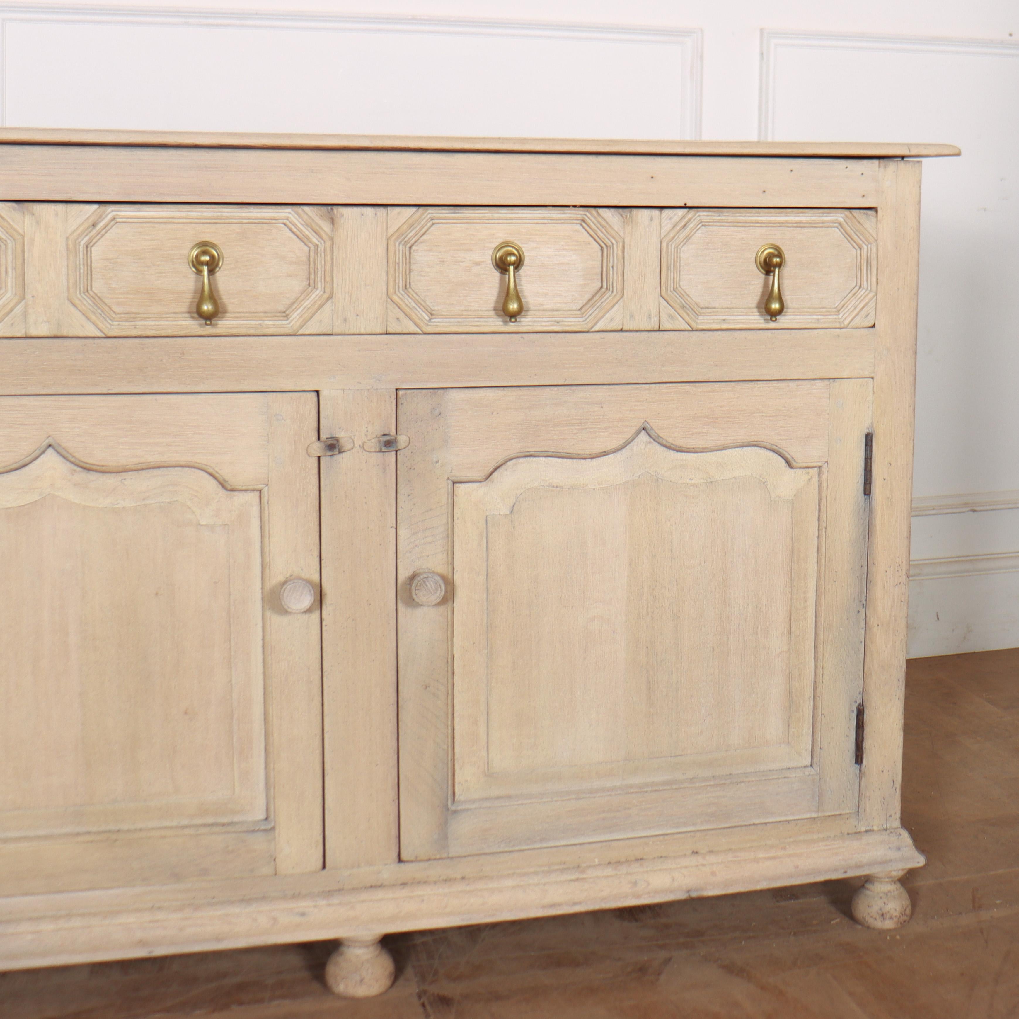 Blanchi Base de commode en Oak Oak blanchi anglais en vente