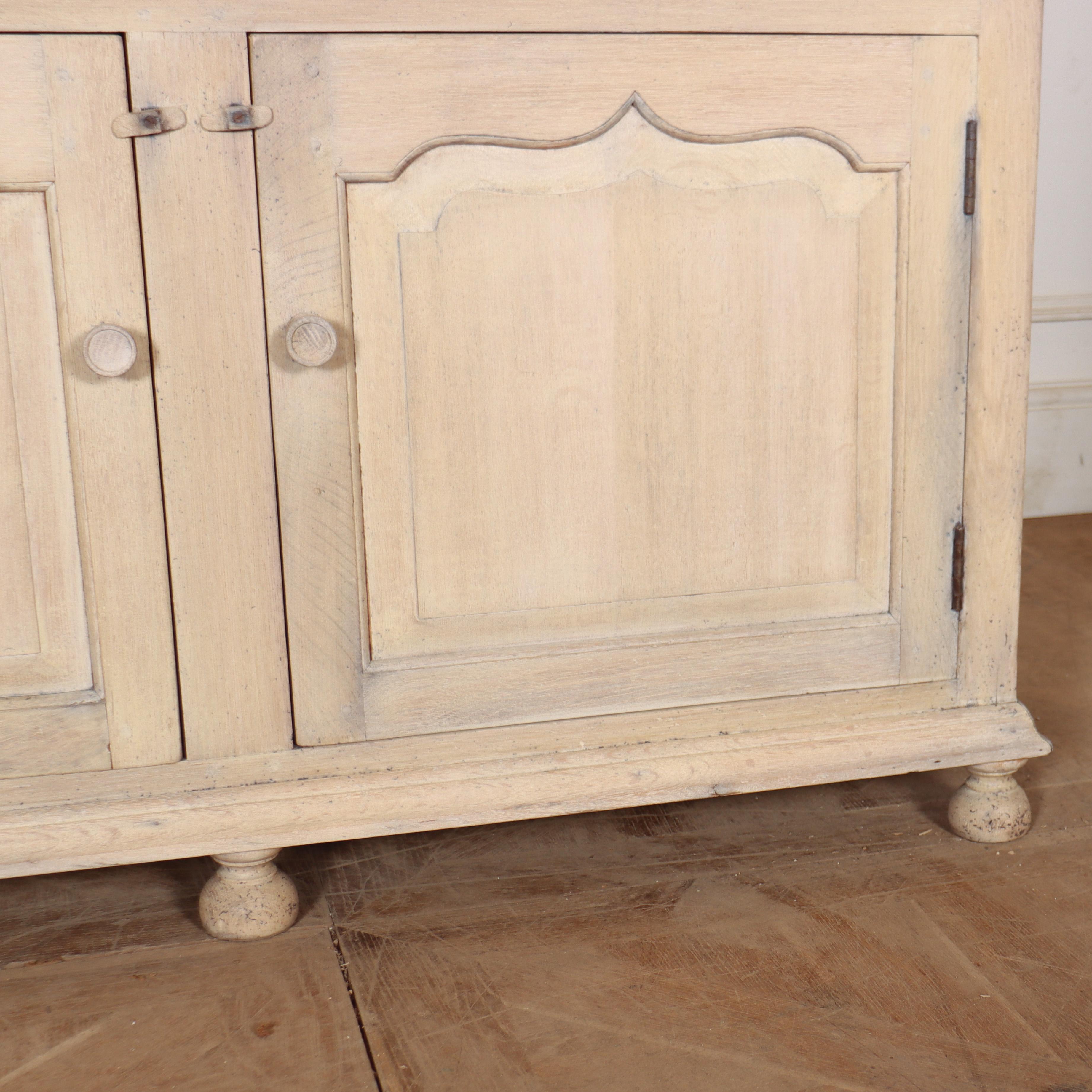 Base de commode en Oak Oak blanchi anglais Bon état - En vente à Leamington Spa, Warwickshire