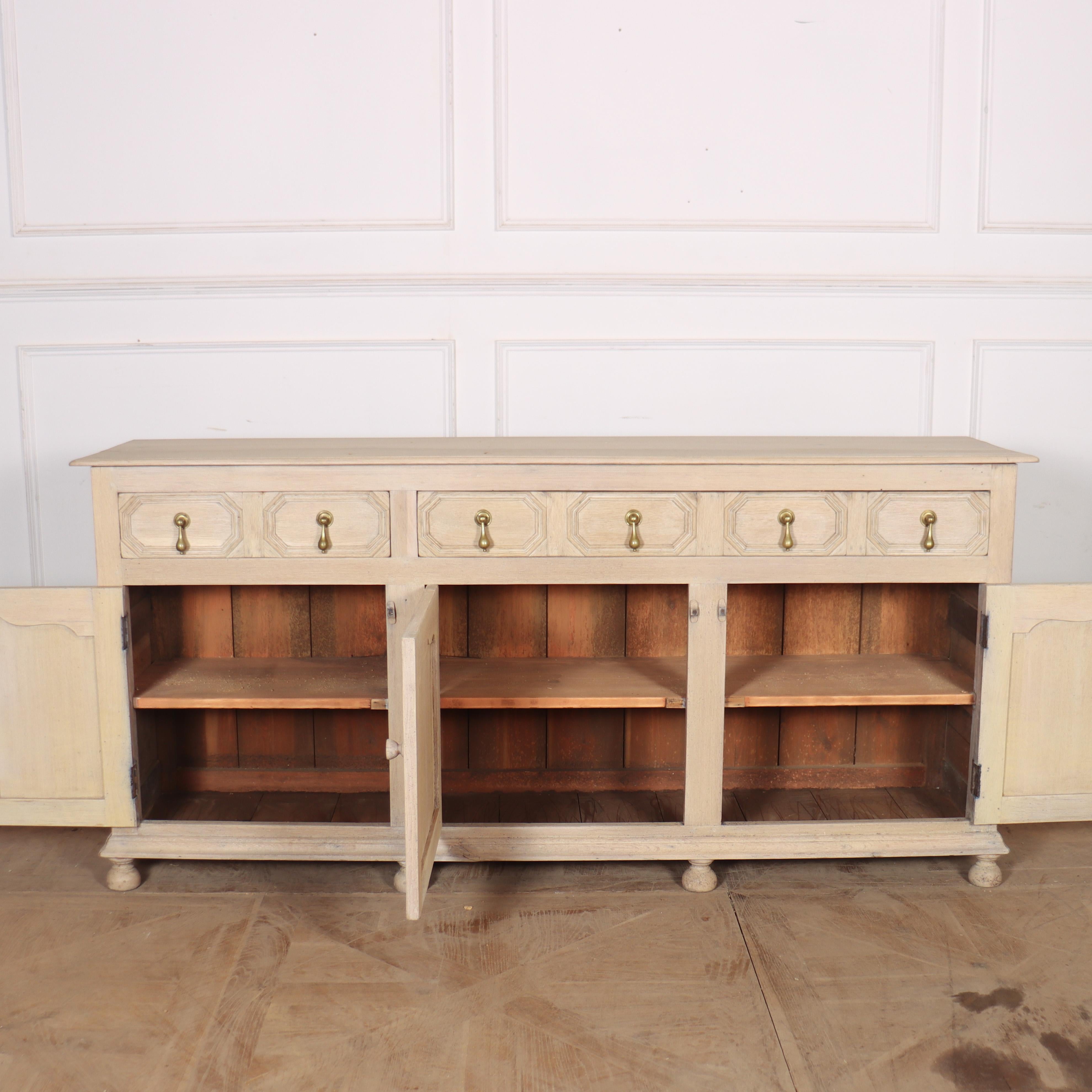 Base de commode en Oak Oak blanchi anglais en vente 1