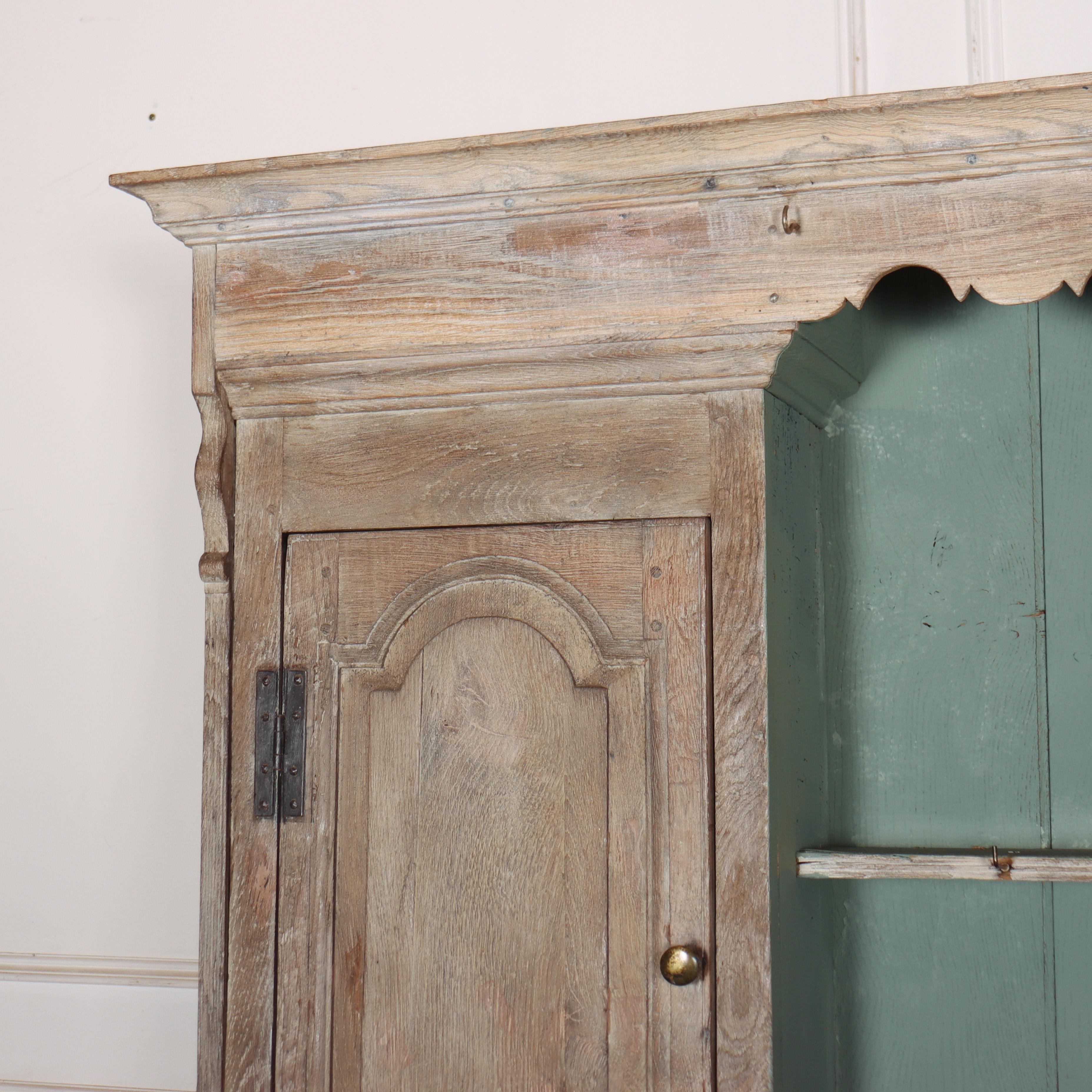 Comò in rovere sbiancato inglese della fine del XVIII secolo con una meravigliosa finitura in rovere invecchiato. 1770.

Profondità interna dei ripiani dell'armadio: 15 cm (6 pollici)


Riferimento interno: C


Codice: 9182

Dimensioni:
W: 71.5