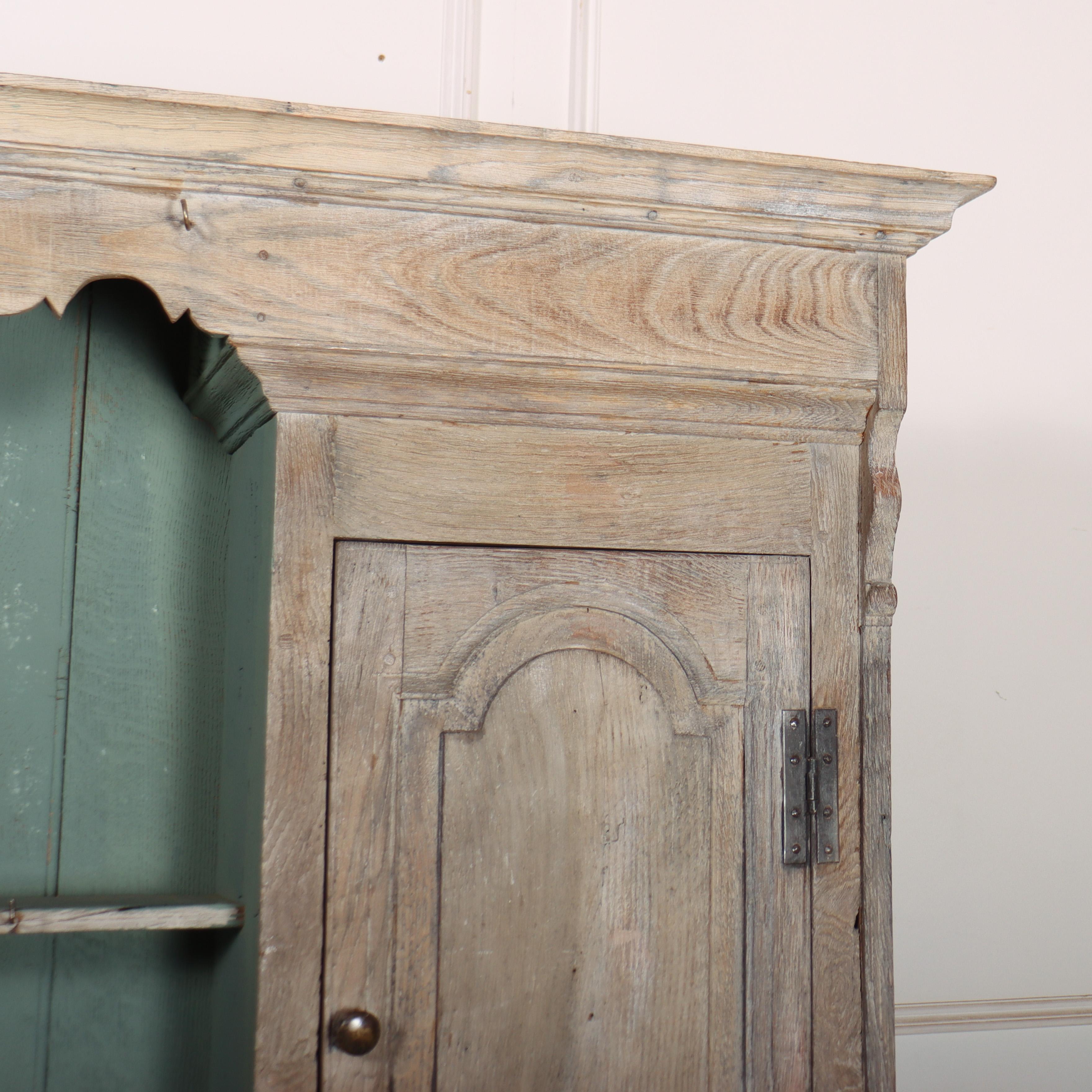 Fino al XVIII secolo Comò inglese in Oak sbiancato in vendita