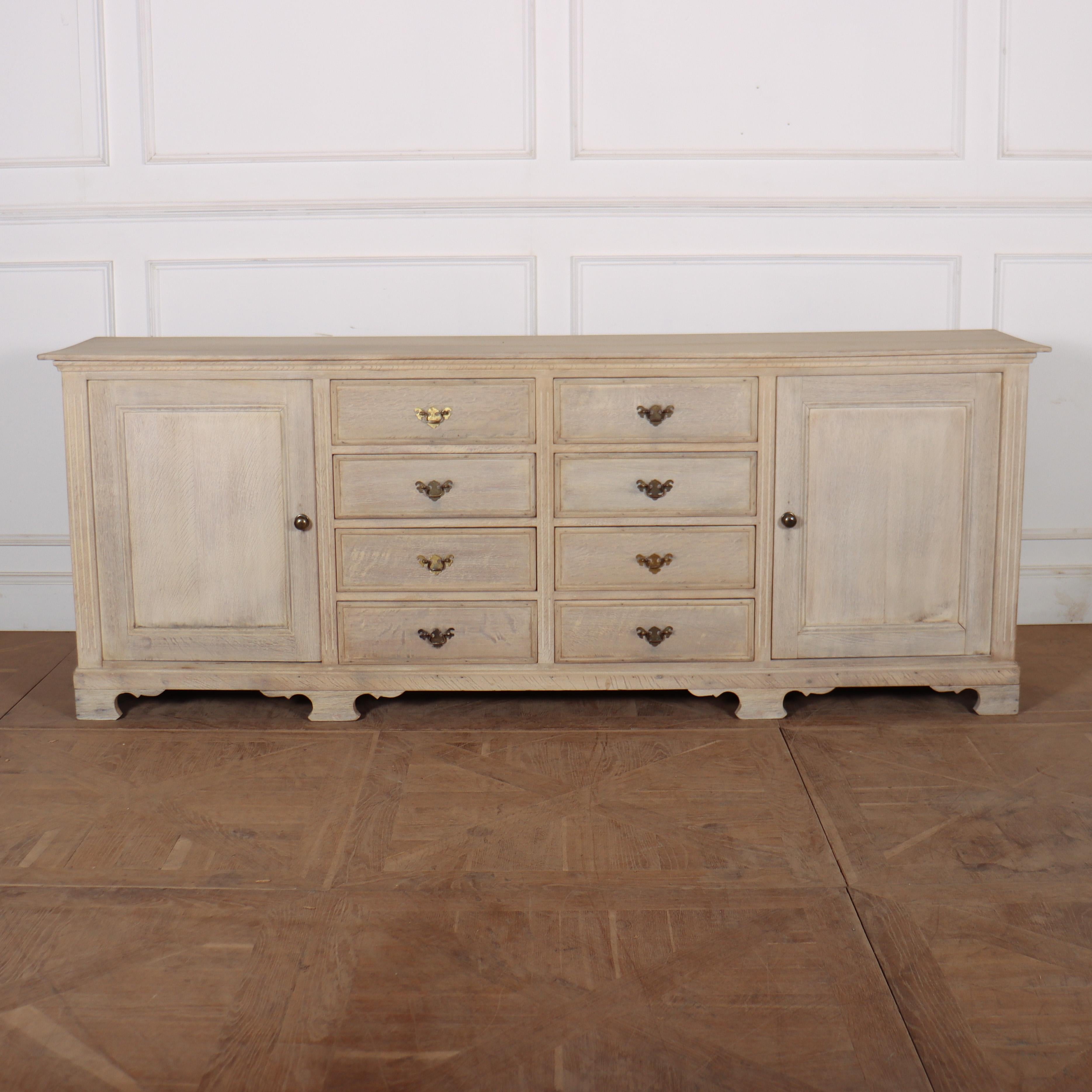 Bonne base de commode en chêne blanchi du C.I.C. avec une belle couleur délavée. Beaucoup de rangement avec 6 tiroirs et des étagères réglables. 1860

Référence : 8413

Dimensions
90 pouces (229 cm) de large
Profondeur de 50 cm (19.5 inches)
34