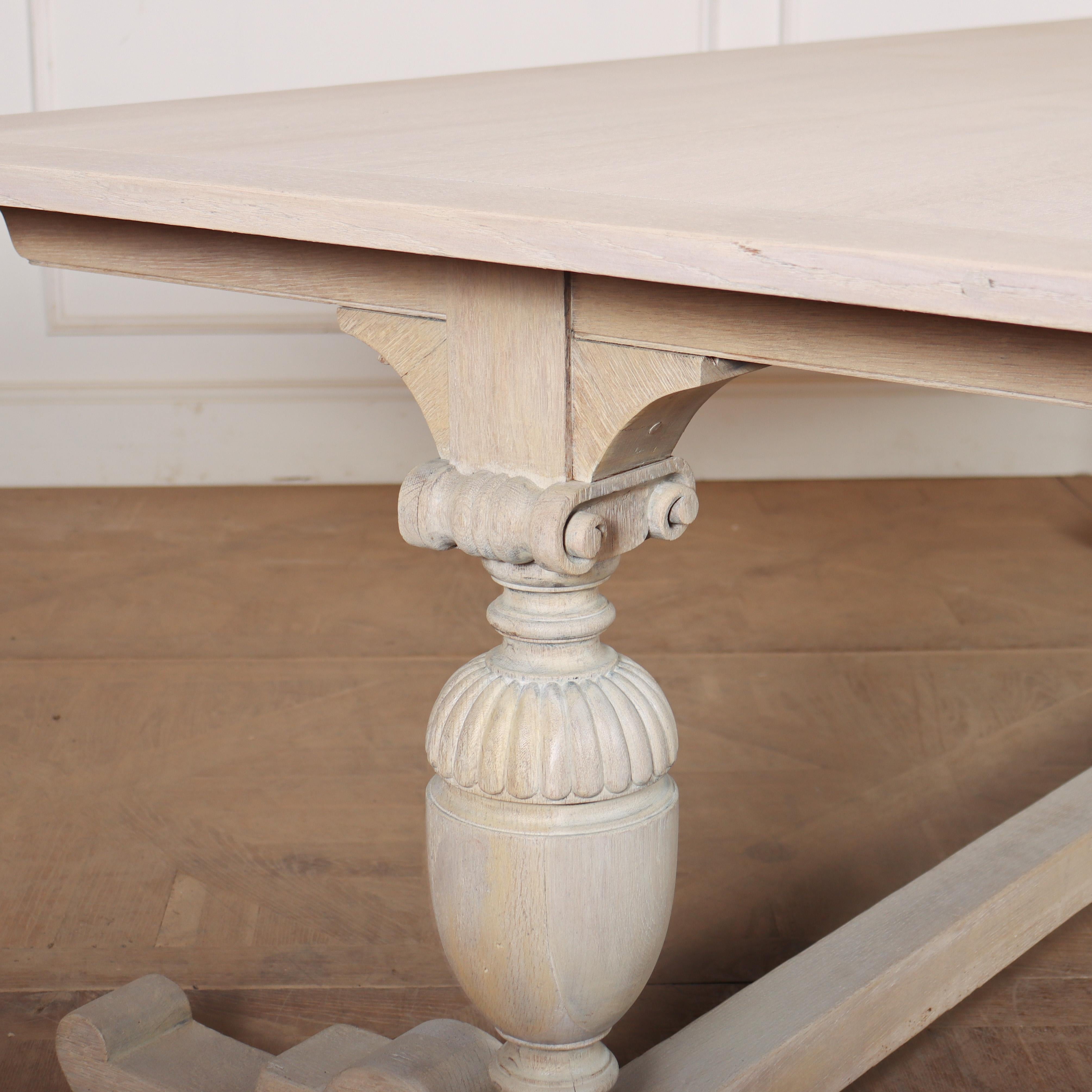 Mesa de caballete inglesa de roble blanqueado de finales del siglo XIX con capiteles jónicos tallados. 1880.

El espacio libre es de 72 cm.

Referencia: 8460

Dimensiones
230 cm de ancho
105 cm de profundidad
30 pulgadas (76 cms) de alto