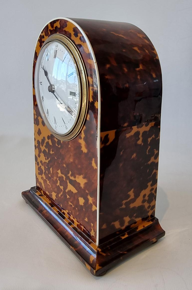 A very fine quality English blond tortoiseshell dome topped mantel clock of the Edwardian period. Ivory Stringing to front. Set upon four bun feet the clock has a stepped base and is of domed form. The tortoiseshell veneers which have been applied