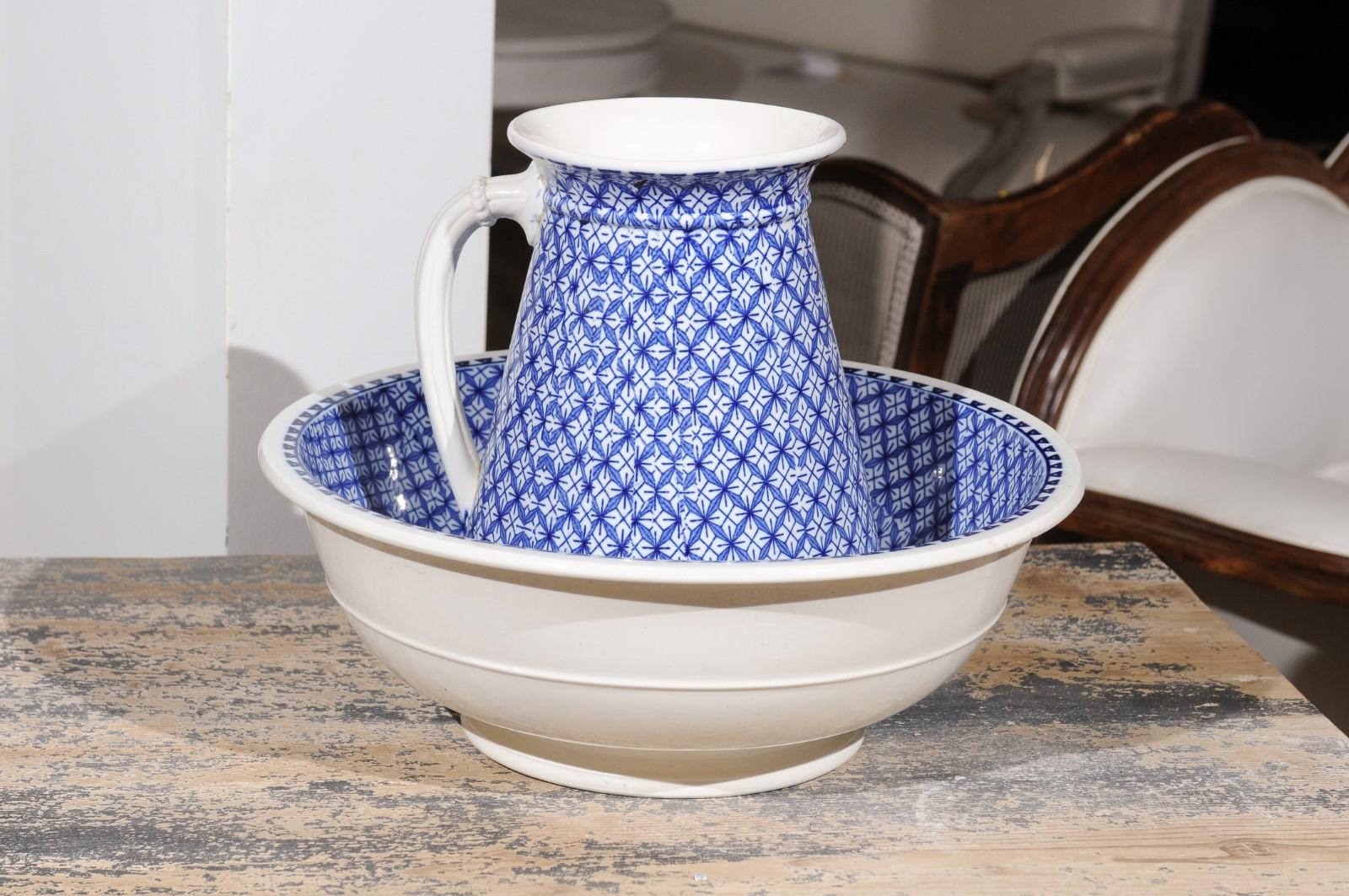 An English blue and white Brown-Westhead, Moore & Co., Valletta pattern washbasin from the late 19th century, featuring a pitcher and its basin. Created by the English manufacturer Brown-Westhead, Moore & Co. in the last quarter of the 19th century,