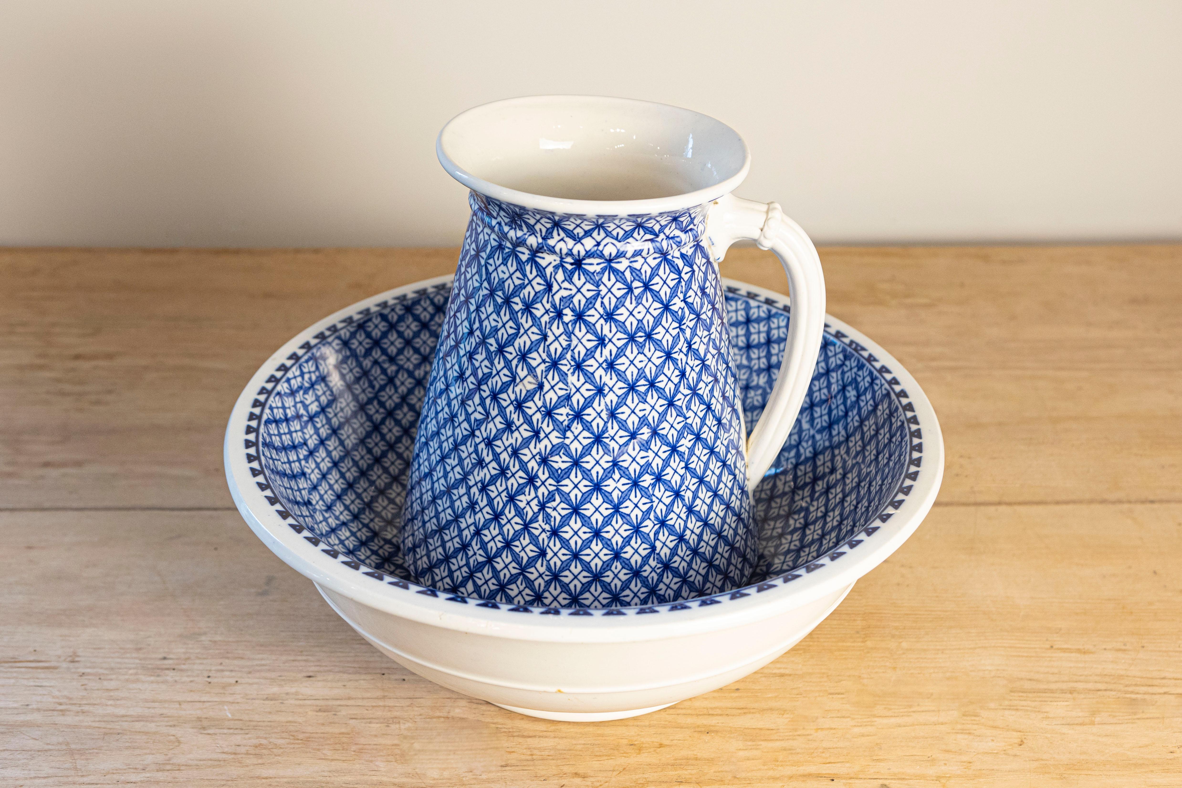 Lavabo inglés azul y blanco de Brown-Westhead, Moore & Co., modelo Valletta, de finales del siglo XIX, con una jarra y su pila. Creado por el fabricante inglés Brown-Westhead, Moore & Co. en el último cuarto del siglo XIX, este lavabo presenta una