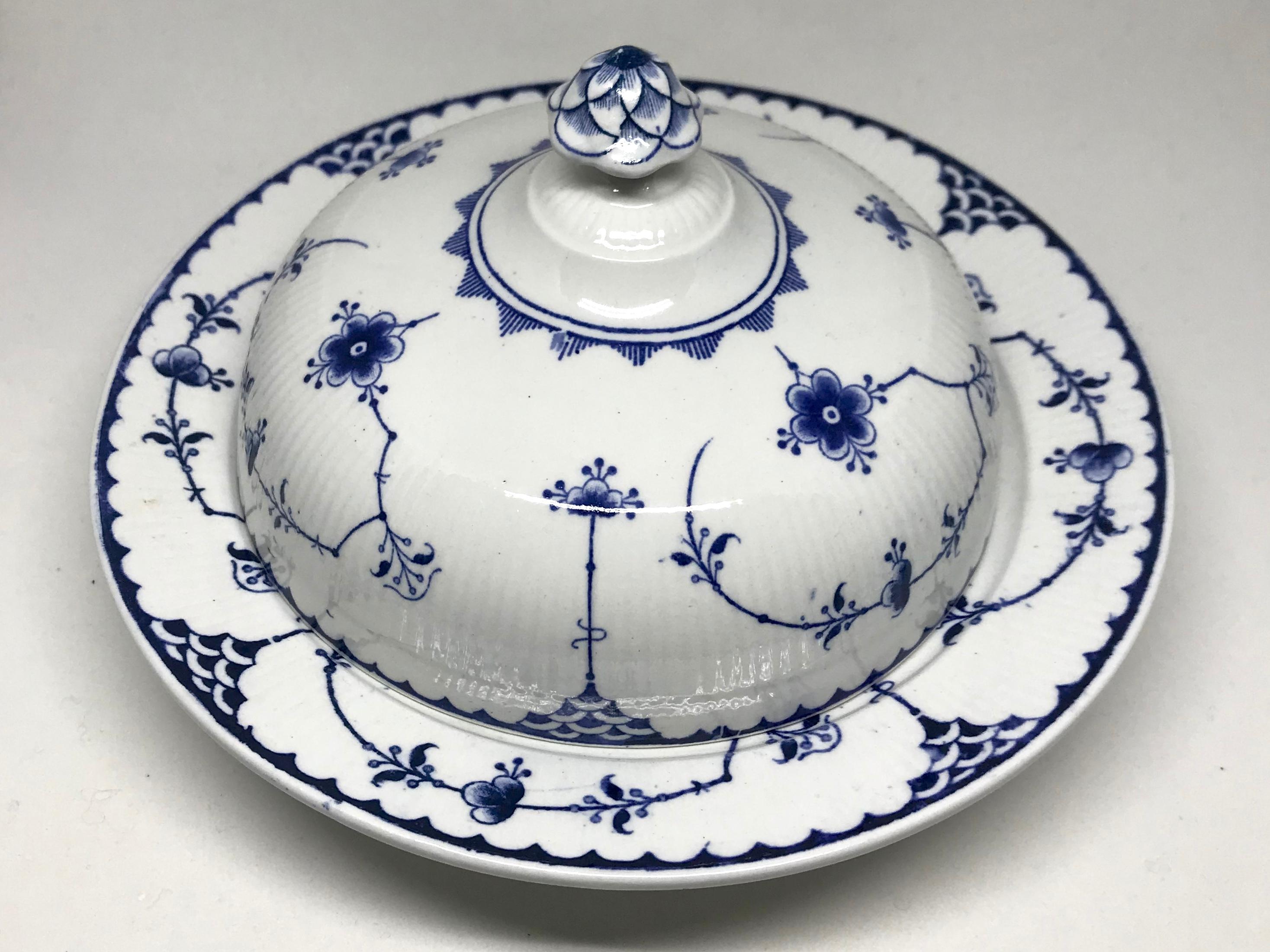 English Blue and White Covered Dish In Good Condition For Sale In New York, NY