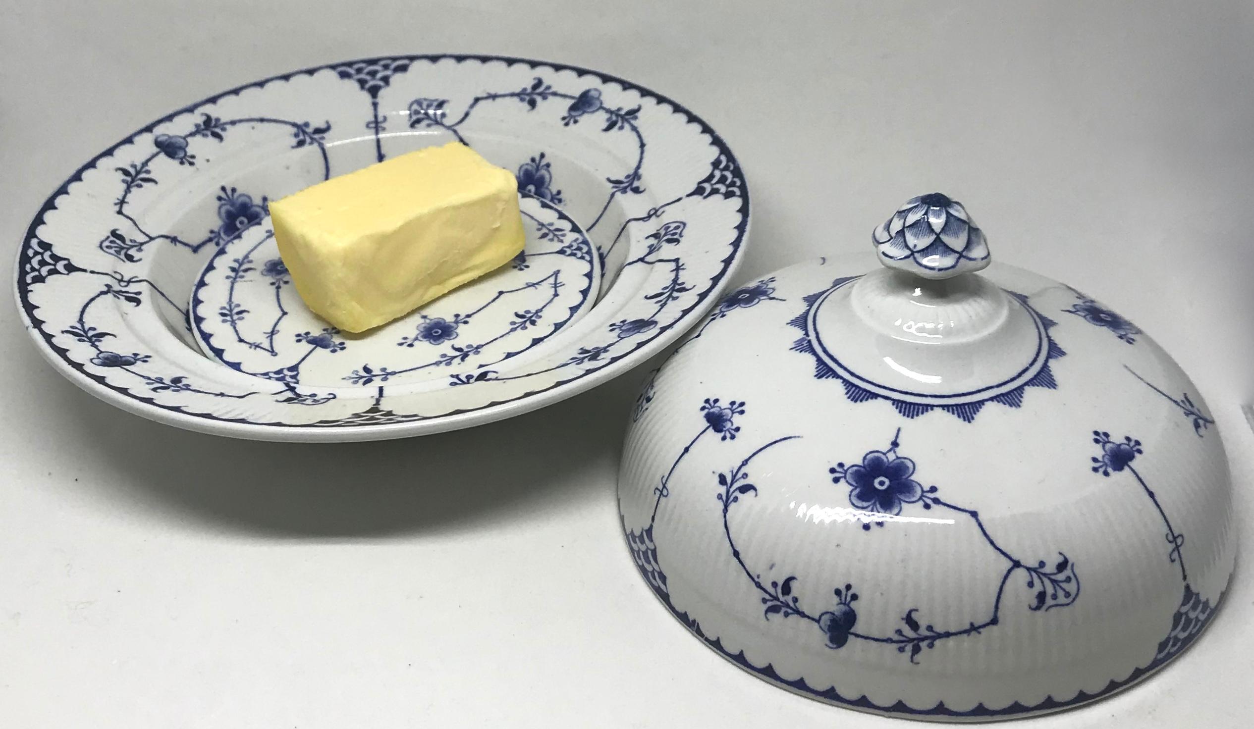 20th Century English Blue and White Covered Dish For Sale