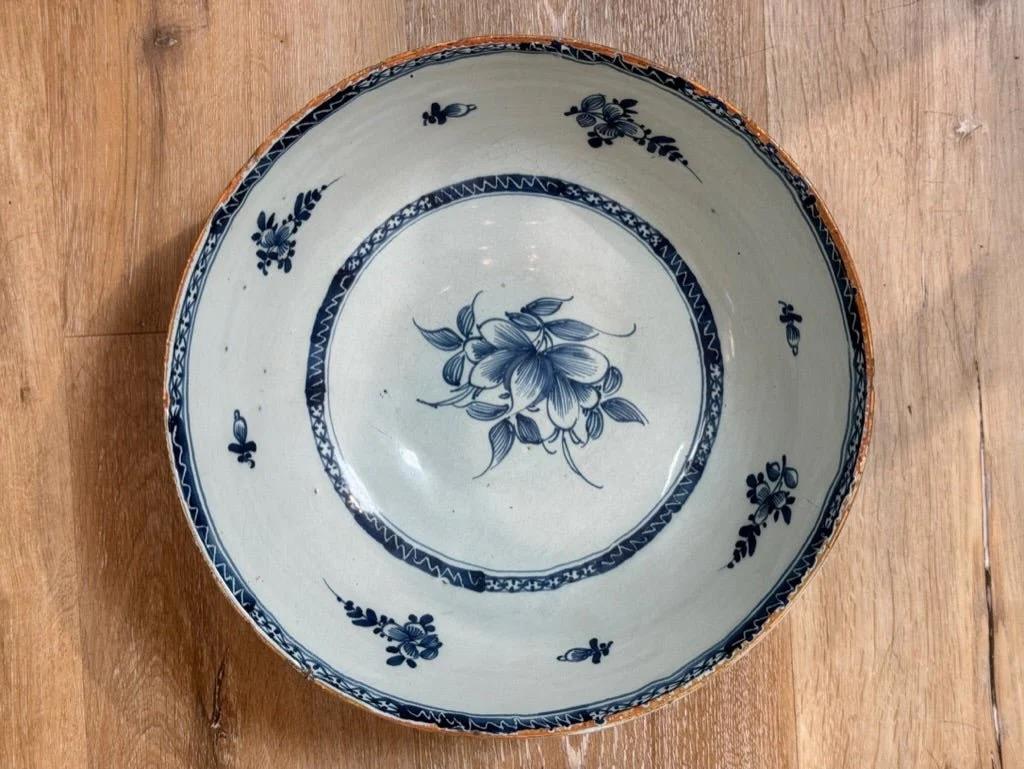 Ciotola inglese in bianco e blu di Delft, XVIII secolo In condizioni buone in vendita a Charlottesville, VA