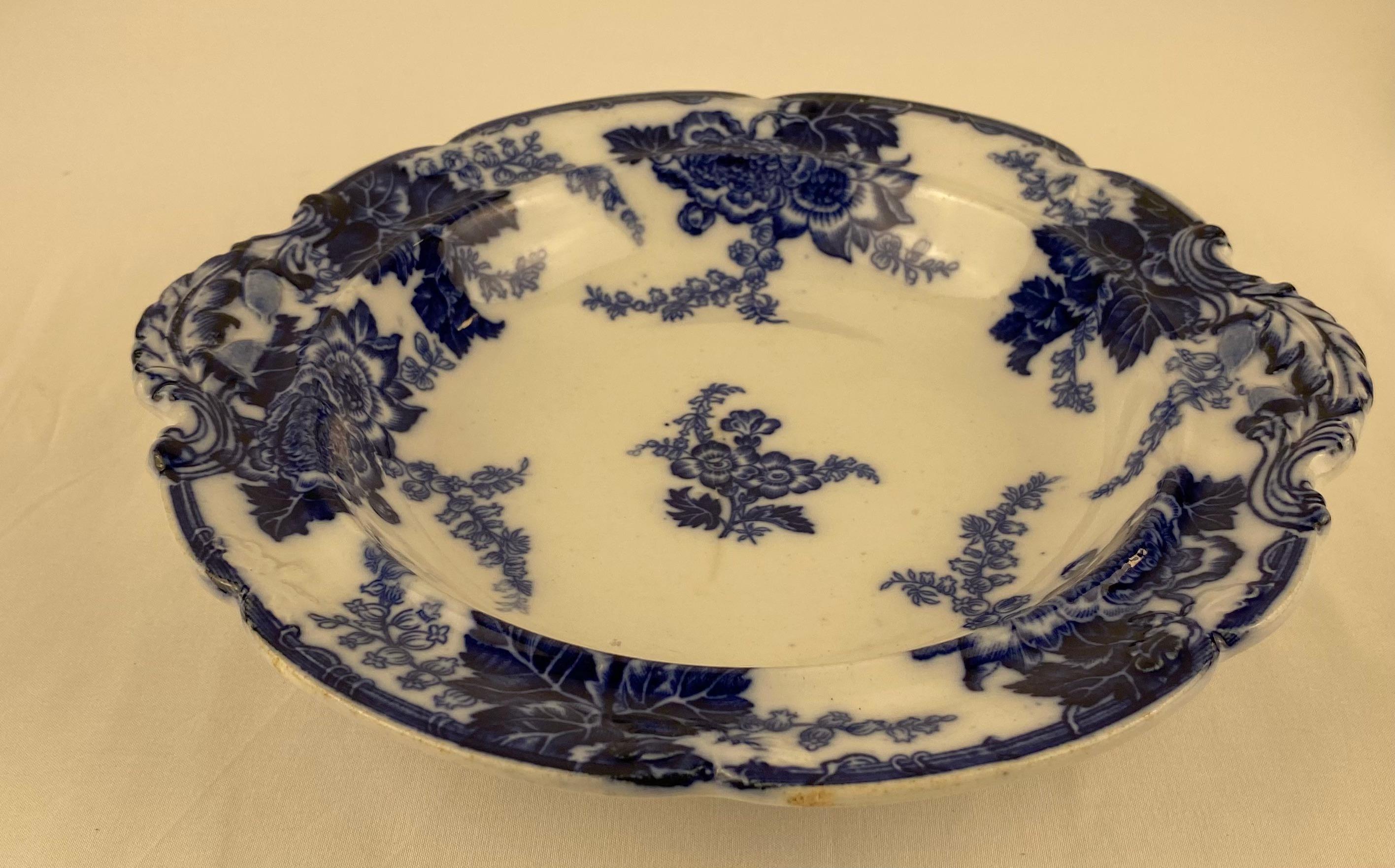 Assiette de transfert ou bol de service antique de très bonne qualité par Cauldon Messina. 
Porcelaine anglaise bleu et blanc de style Delft. 

Idéal pour toutes les occasions. 

Porte la marque du fabricant : Cauldon Messina et P.E.