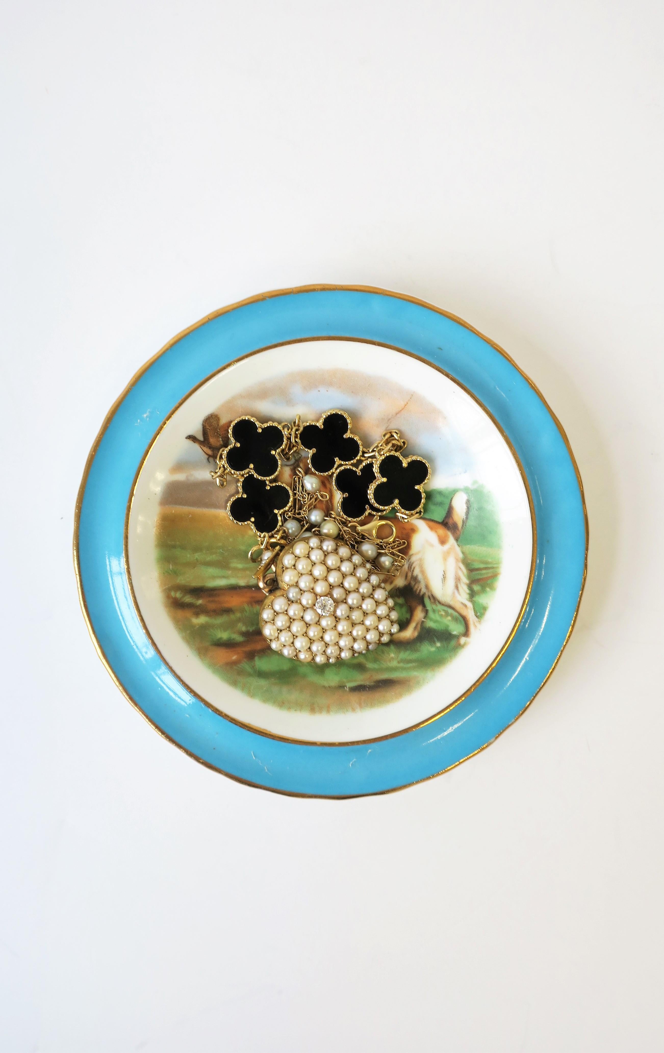 English Blue and White Porcelain Jewelry Dish with Spaniel Dog and Bird In Good Condition In New York, NY